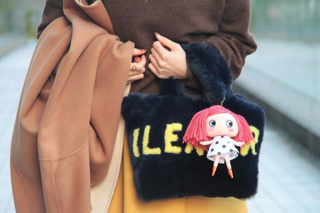 ILEMERさんのインスタグラム写真 - (ILEMERInstagram)「.﻿ 【新入荷のお知らせ♡】﻿ ﻿ イルメールからフワフワのファーバッグが﻿ 入荷いたしました〜(≧∇≦)💕💕﻿ ﻿ このフワモコの質感！！﻿ 可愛すぎませんか！？！？🙈❤️﻿ 持っているだけで女子力アップしそうな﻿ キュンキュンするバッグです✨✨﻿ ﻿ ﻿ この時期にピッタリなファー素材は﻿ つい手に取りたくなっちゃいますよね♪♪﻿ 冬の装いのアクセントにいかがでしょうか？☺️﻿ ﻿ ﻿ さらに！イルラーの皆さま必見ポイント☝️✨✨﻿ イルメールのクリアバッグ〝KIRAKIRA〟に﻿ すっぽり収まっちゃうんです！！(4枚目)﻿ 優秀すぎます〜！！🙌✨﻿ ﻿ 大人気のハッピードールを付けるのもオススメ♡﻿ MOCOMOCOで様々なアレンジをお楽しみくださいね🥰💓﻿ ﻿ ・－・－・－・－・－・－﻿ ﻿ 【MOCOMOCO(モコモコ)】3色展開 ￥6900＋税 ﻿ ・モカベージュ×サックス﻿ ・ベビーピンク×ブラック﻿ ・ネイビー×シトロン﻿ ﻿ ﻿ ★ 期間限定イルメールイベント絶賛開催中★ ﻿ ﻿ 下記のショップでも新作MOCOMOCOをご覧頂けます😊﻿ ﻿ ▪️2019年12月25日(水)まで﻿ ▪️場所:IANNE横浜店、IANNE新宿店、ロベルタ本店﻿ @ianne.paris ﻿ @roberta_shop ﻿ ﻿ 是非この機会にお立ち寄り下さいませ♪♪﻿ 皆さまのご来店お待ちしております！﻿ ﻿ ﻿ ﻿ #イルメール  #ilemer  #イーマリーちゃん ﻿ #新作 #MOCOMOCO #もこもこ  #ファーバッグ #クリアバッグ﻿ #サプライズハッピードール #happydoll ﻿ #毎日がハッピーハッピー #着せ替え #カプセルトイ  #ぬいぐるみチャーム #コーディネート﻿ #クリスマス #Xmas #ギフト﻿ #アタオランド #スタジオアタオ #atao #ianne﻿ #kobe #神戸国際会館sol」12月14日 16時48分 - ilemer_official