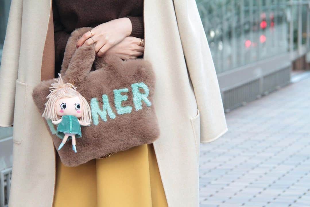 ILEMERさんのインスタグラム写真 - (ILEMERInstagram)「.﻿ 【新入荷のお知らせ♡】﻿ ﻿ イルメールからフワフワのファーバッグが﻿ 入荷いたしました〜(≧∇≦)💕💕﻿ ﻿ このフワモコの質感！！﻿ 可愛すぎませんか！？！？🙈❤️﻿ 持っているだけで女子力アップしそうな﻿ キュンキュンするバッグです✨✨﻿ ﻿ ﻿ この時期にピッタリなファー素材は﻿ つい手に取りたくなっちゃいますよね♪♪﻿ 冬の装いのアクセントにいかがでしょうか？☺️﻿ ﻿ ﻿ さらに！イルラーの皆さま必見ポイント☝️✨✨﻿ イルメールのクリアバッグ〝KIRAKIRA〟に﻿ すっぽり収まっちゃうんです！！(4枚目)﻿ 優秀すぎます〜！！🙌✨﻿ ﻿ 大人気のハッピードールを付けるのもオススメ♡﻿ MOCOMOCOで様々なアレンジをお楽しみくださいね🥰💓﻿ ﻿ ・－・－・－・－・－・－﻿ ﻿ 【MOCOMOCO(モコモコ)】3色展開 ￥6900＋税 ﻿ ・モカベージュ×サックス﻿ ・ベビーピンク×ブラック﻿ ・ネイビー×シトロン﻿ ﻿ ﻿ ★ 期間限定イルメールイベント絶賛開催中★ ﻿ ﻿ 下記のショップでも新作MOCOMOCOをご覧頂けます😊﻿ ﻿ ▪️2019年12月25日(水)まで﻿ ▪️場所:IANNE横浜店、IANNE新宿店、ロベルタ本店﻿ @ianne.paris ﻿ @roberta_shop ﻿ ﻿ 是非この機会にお立ち寄り下さいませ♪♪﻿ 皆さまのご来店お待ちしております！﻿ ﻿ ﻿ ﻿ #イルメール  #ilemer  #イーマリーちゃん ﻿ #新作 #MOCOMOCO #もこもこ  #ファーバッグ #クリアバッグ﻿ #サプライズハッピードール #happydoll ﻿ #毎日がハッピーハッピー #着せ替え #カプセルトイ  #ぬいぐるみチャーム #コーディネート﻿ #クリスマス #Xmas #ギフト﻿ #アタオランド #スタジオアタオ #atao #ianne﻿ #kobe #神戸国際会館sol」12月14日 16時48分 - ilemer_official