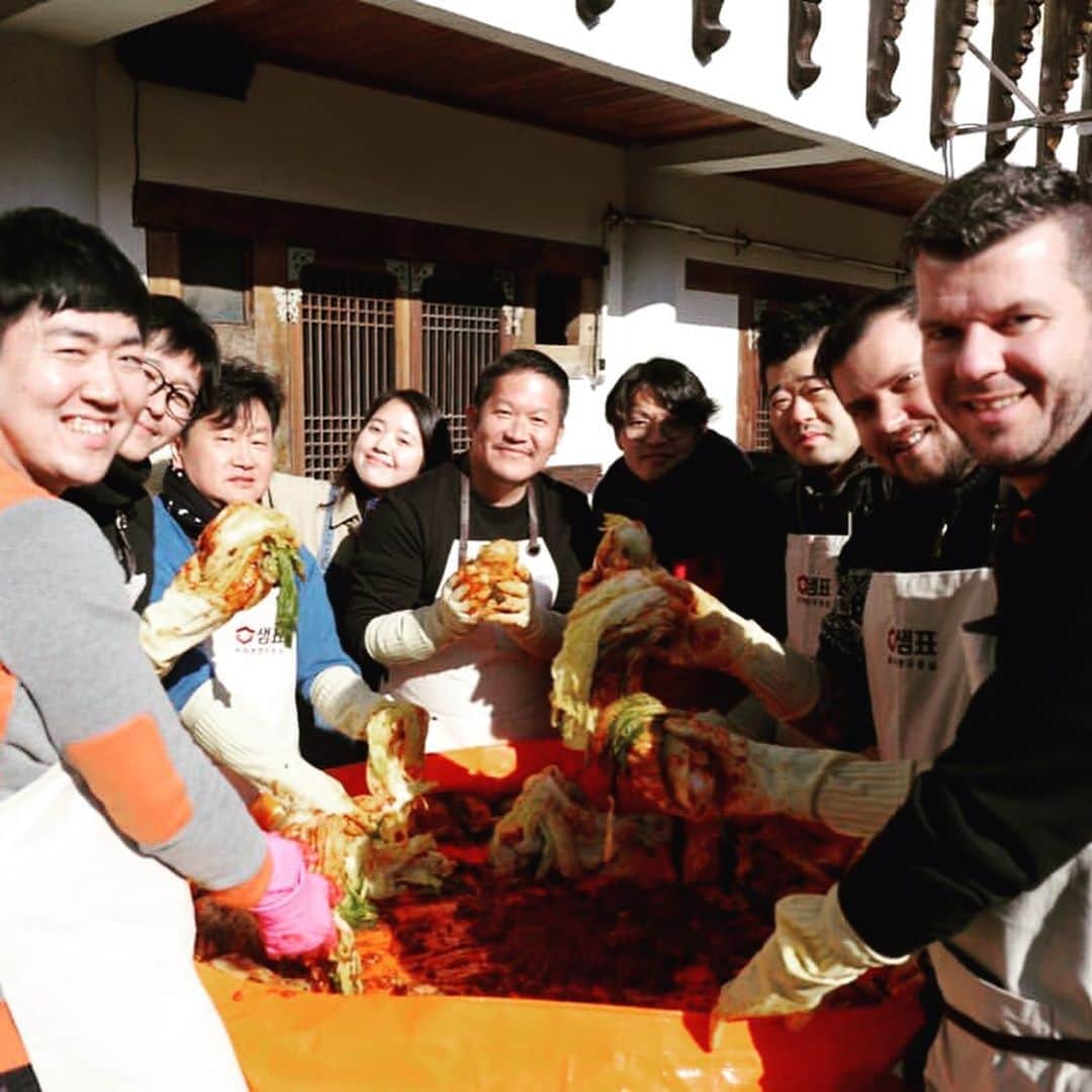 FukuyamaGoh のインスタグラム：「Making kimchi🌶🥬🧄 ソウルからバスで4時間。 山奥のお寺のレジェンドにキムチの作り方を教えてもらいました😊😊 #banchanroad  #kimchi #cheffriends  #asias50best  #netflix」