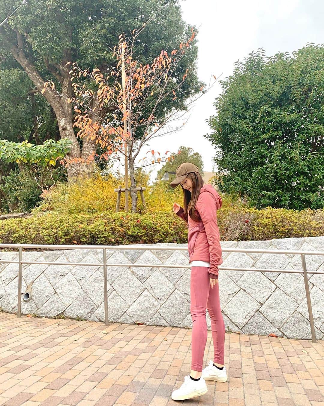 西村笑花さんのインスタグラム写真 - (西村笑花Instagram)「🏃‍♀️ ・ ・ 運動不足解消に早歩きでお散歩してきた🐷😊🍂 寒くなってきたからアクティブになれないけど できるときはちゃんと運動しなきゃ！ ・ @odlo_japan のピンクのウェアは程よいカラーでお気に入り☺️ フーディーはとっても軽いのにもこもこで温かいよ🐑❤︎ レギンスもほんっとに履き心地が良くて、 色違いでブラックも持ってるくらい大好きな履き心地です🏃‍♀️👟 #odlo#odlo_japan #odlo #オドロ #トレーニングウェア #レギンス #レギンスコーデ #ピンクコーデ」12月14日 17時01分 - emika_nishimura