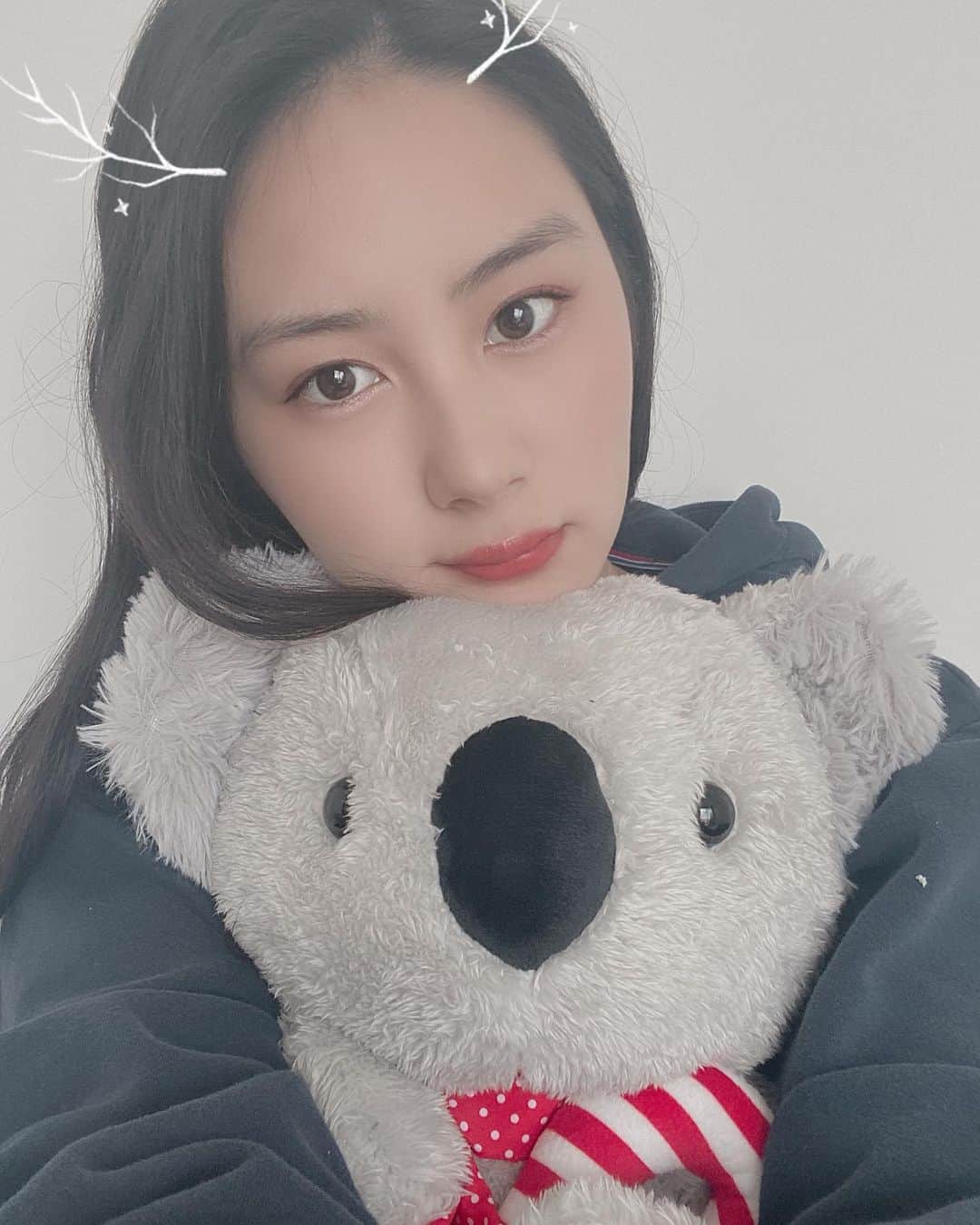のインスタグラム：「🦌❤️🐨 トナカイの可愛いフィルター見つけたので、ついついセルフィーしまくり🦌💕 久しぶりに、アイライナーしっかり描いた🥰 #トナカイ #自撮り」