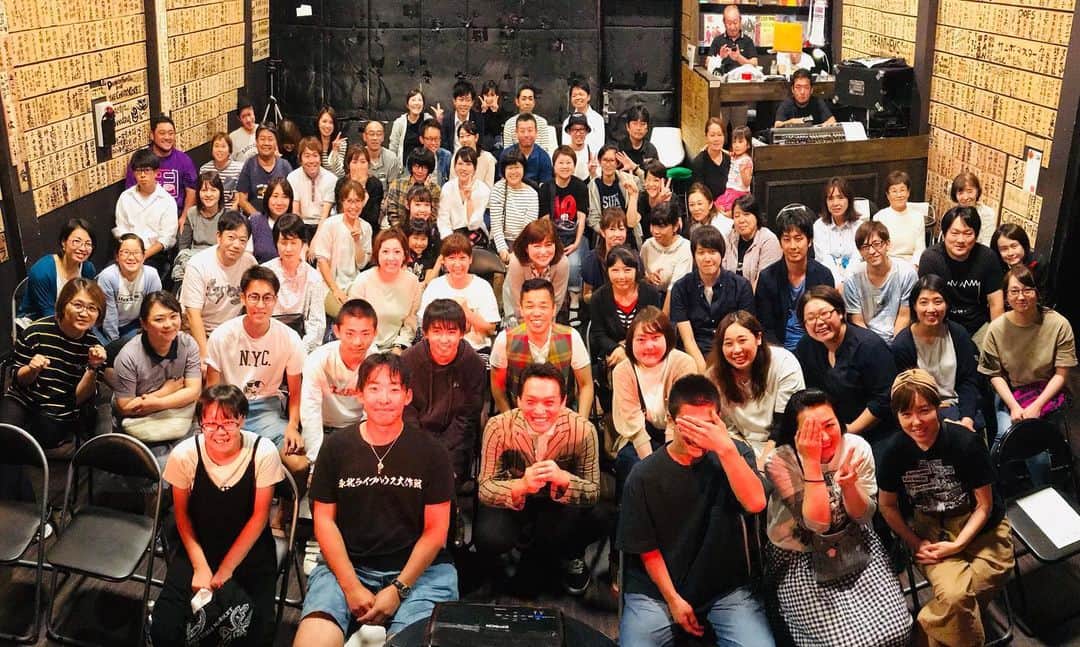 善し のインスタグラム：「明日15日なんばグランド花月で26周年のライブファイナルです。 岩手県宮古→広島（写真ないけど、、、）→名古屋→福岡→東京とやってきました。 いい感じに熟したネタ達をみなさん楽しんでください。 当日券も出ます。 お待ちしております。 #cowcow #お笑いライブ　#なんばグランド花月　#NGK #単独ライブ」