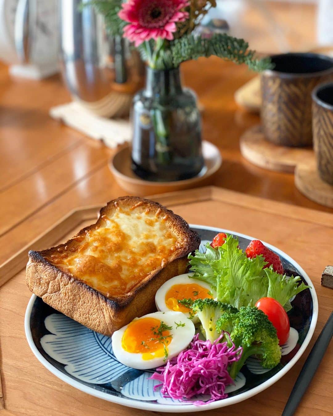 kokochiyoiさんのインスタグラム写真 - (kokochiyoiInstagram)「2019/12/14 土曜日の#朝ごパン。 端を焦がしてしまった #チーズトースト (改めて見ると結構豪快に 焦がしてる…😅)。 コゲはいただく前に 包丁にてこそげ落としました🔪💦 他は半熟のゆで卵などなど。 ✳︎ ✳︎ ✳︎ ちなみに私は、 食パンの端っこが好きで、 いつもパン屋さんには 切り落とさずに🙏 でお願いしています🍞 ✳︎ ✳︎ ✳︎ 今週のお花の定期便 @bloomeelife は、 家にあったもみの木と合わせて ちょっとボリュームUP🎄 ガーベラの深いピンクが たまりません…🌸 ✳︎ #bloomeelife 無料クーポンは → kokochiyoi 宜しければぜひ#お花のある暮らし」12月14日 17時03分 - kokochiyoi