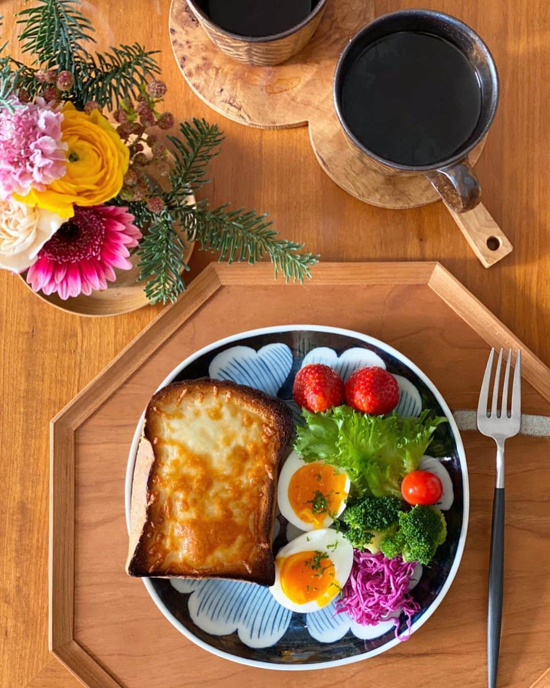 kokochiyoiさんのインスタグラム写真 - (kokochiyoiInstagram)「2019/12/14 土曜日の#朝ごパン。 端を焦がしてしまった #チーズトースト (改めて見ると結構豪快に 焦がしてる…😅)。 コゲはいただく前に 包丁にてこそげ落としました🔪💦 他は半熟のゆで卵などなど。 ✳︎ ✳︎ ✳︎ ちなみに私は、 食パンの端っこが好きで、 いつもパン屋さんには 切り落とさずに🙏 でお願いしています🍞 ✳︎ ✳︎ ✳︎ 今週のお花の定期便 @bloomeelife は、 家にあったもみの木と合わせて ちょっとボリュームUP🎄 ガーベラの深いピンクが たまりません…🌸 ✳︎ #bloomeelife 無料クーポンは → kokochiyoi 宜しければぜひ#お花のある暮らし」12月14日 17時03分 - kokochiyoi
