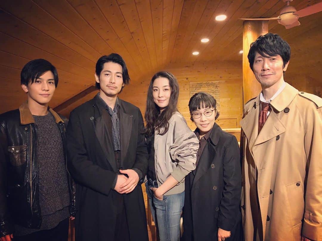 のインスタグラム：「光栄にも(´∀｀*)来週12月16日(月)夜9時放送『シャーロック最終話』に再び出演させていただきます。  山田さんに肘鉄気味🙏そして、この立ち位置、、 レギュラーでもないのに恐縮ですw  #tvdrama #japaneseactress  #tvseries #tokyolife  #シャーロック #月9 #ディーンフジオカ さん #岩田剛典 さん #佐々木蔵之介 さん #山田真歩 さん #伊藤歩」
