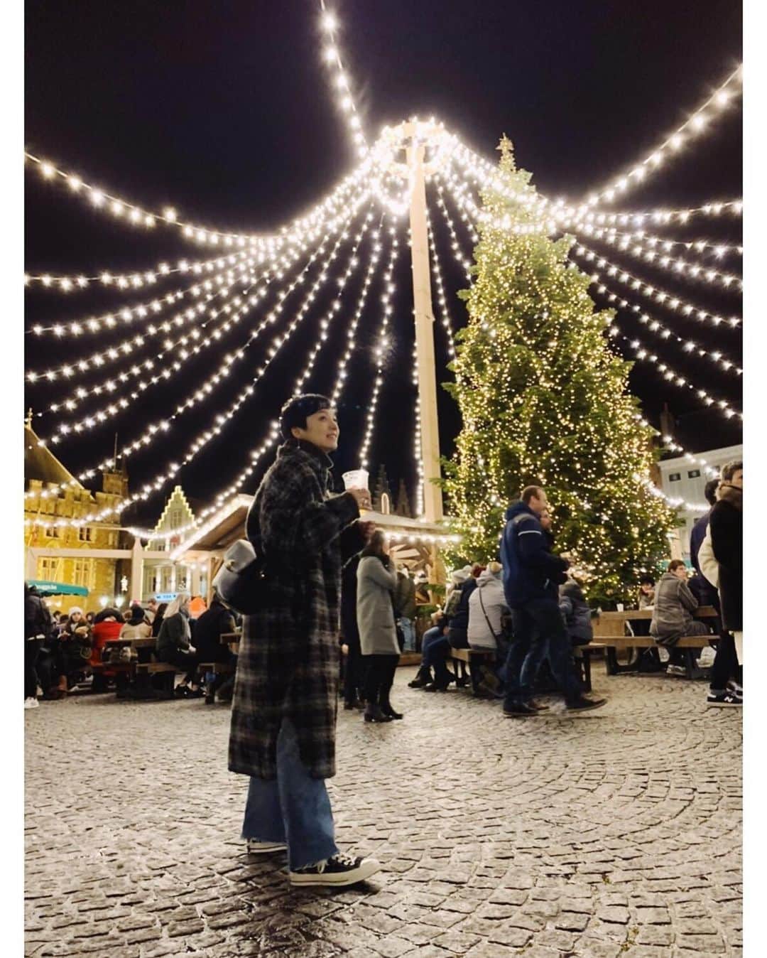 高山都さんのインスタグラム写真 - (高山都Instagram)「この街のクリスマスマーケットのあかりが、アットホームで親しみやすさがあって、 心が温かくなりました🎄 ホリデーシーズンは大切な人と過ごすという意味が、楽しげに過ごす人たち見てて、なんとなく分かった気がした。 ちょっとだけ日本が恋しくなった。会いたくなった。 この旅も、折り返し。 でも、12月のヨーロッパって、やっぱり素敵だな。 #都の旅の記録」12月14日 17時06分 - miyare38