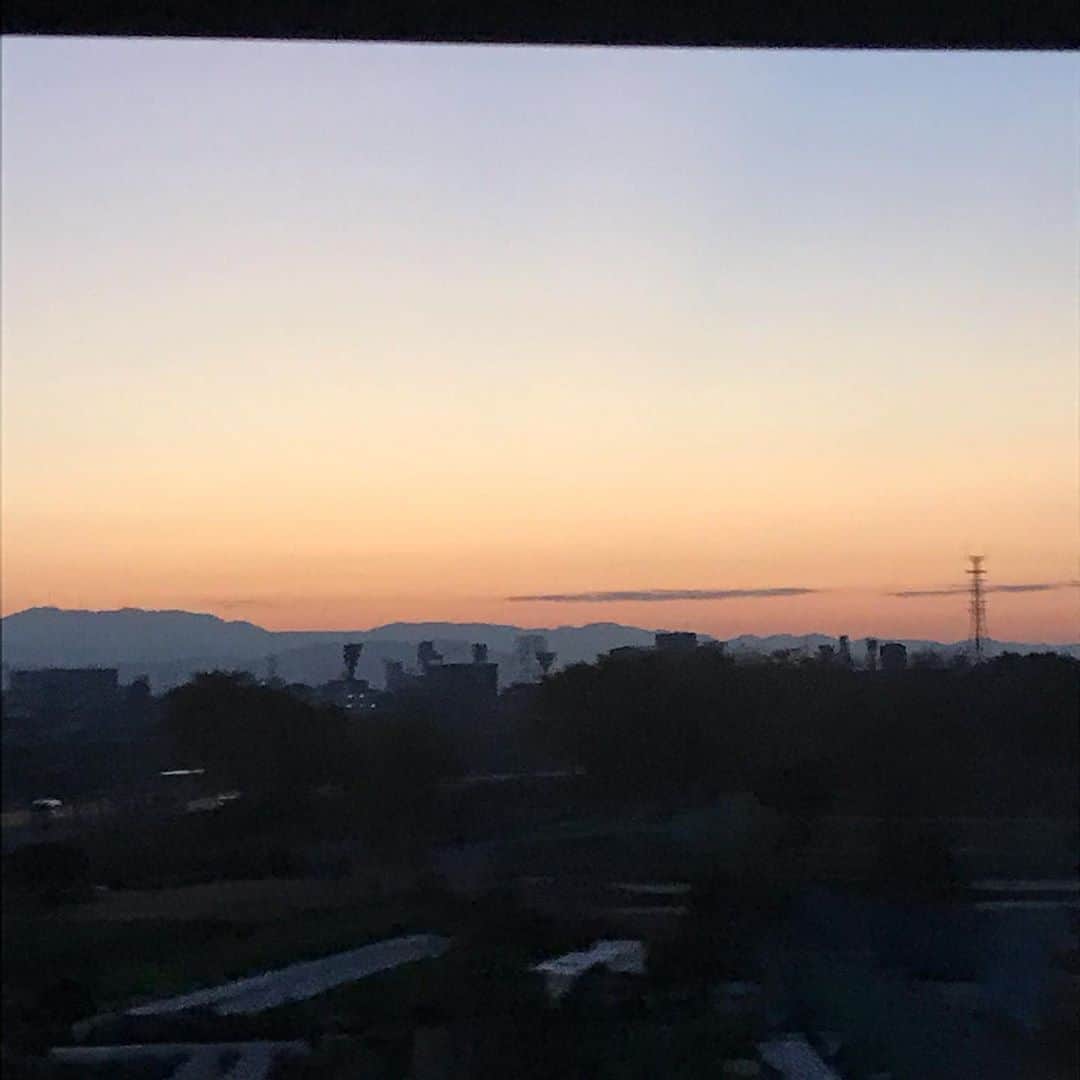青山倫子さんのインスタグラム写真 - (青山倫子Instagram)「京都に行ってきましたー 綺麗な朝焼け。 冬は日が短いから朝が早いことが多い。 早起きすると、こんなご褒美をもらえたりする。 キーンと寒い朝。 空気も景色も澄んでいて、 意外と嫌いじゃないな。  お知らせです。 12月14日 土曜日 午後6時5分から NHK 「大富豪同心」 7話 に出演させて頂きます。 春にBSで放送されたものが地上波で見られます。 ぜひご覧ください。  #青山倫子 #京都 #朝焼け #冬は朝が早い #ご褒美 #感動だ #寒い朝 #意外と好きかも  #大富豪同心 #nhk #時代劇」12月14日 17時07分 - noriko_aoyama1229