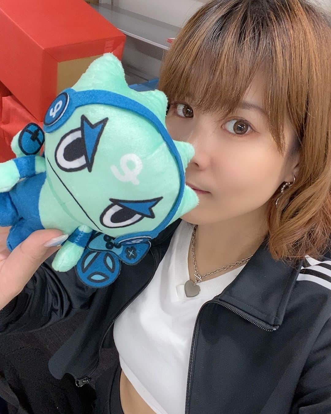 七瀬さくらさんのインスタグラム写真 - (七瀬さくらInstagram)「#adidasoriginals コーデ\♥︎/ #アディダスコーデ  #全身アディダス #モノクロコーデ . . . #esportsakiba #sofmap #esports  #ソフマップイベント . . 秋葉原のソフマップさんで、eSportsのイベントMCをさせて頂きました！ 有名なプロゲーマーの皆様に囲まれて、生まれて初めてのレインボーシックスシージの体験😎🎉 .  生まれたての子ヤギ以下のレベルで戦って、接待されて、倒されまくりました😂😂😂👍 . 皆様本当に優しく教えて下さり、ありがとうございます！ 同じチームになった、父ノ背中のダステルさん、けんきさん、本当にお世話になりました😂😂 . AORUS ワシノコの、Aramisさんに華麗に2回キルされたのは忘れません！いくらさんもありがとうございます🎮 . . 後半は、PNG eSportsのれいぶんさんと実況解説させて頂きまして、こちらもおんぶにだっこでした。 . みなさま、本当にありがとうございました(  ˊᵕˋ )♡ . . そして、御来場下さった皆様本当にありがとうございます！ .  最後の体験会もみんな参加して下さって嬉しかったです🥰👏👏 . 今日来られなかった方も、ぜひまたイベントありましたら遊びに来てくださいね❇️👍 . .  #ポートレート #portrait⠀ #コスプレイヤー ⠀#MC #cosplayersofinstagram⠀ #otaku #cosplaymodel #KAWAII #kawaiigirl #otaku #косплей ⠀ #코스프레 #كوسبلاي #角色扮演 #mignonne #スニーカー女子  #写ってないけど #sambarose」12月14日 17時13分 - 739ra