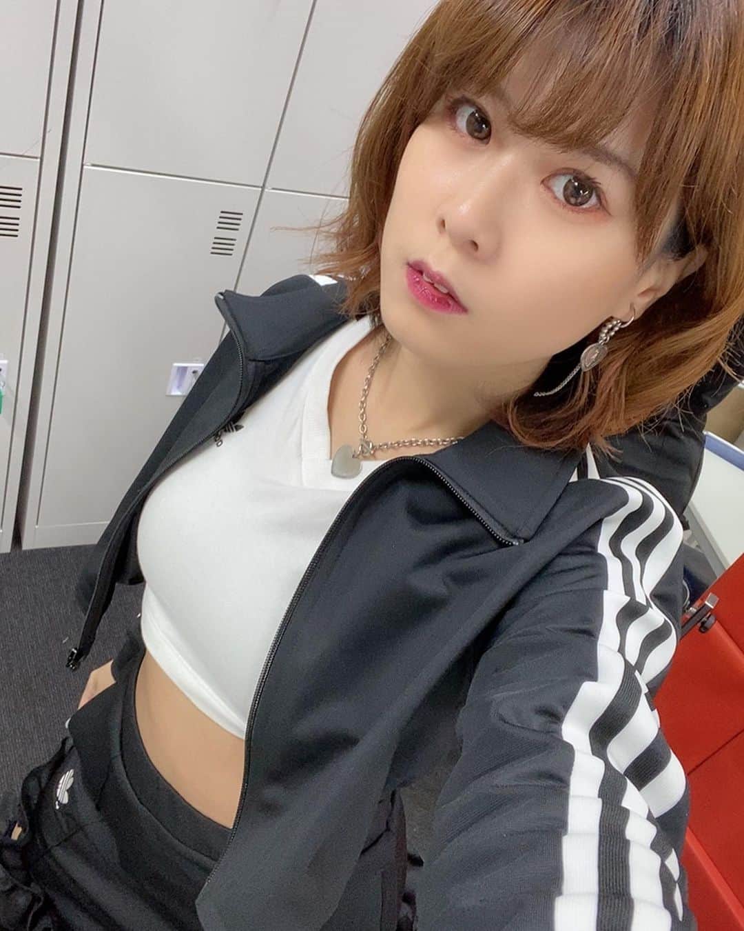 七瀬さくらさんのインスタグラム写真 - (七瀬さくらInstagram)「#adidasoriginals コーデ\♥︎/ #アディダスコーデ  #全身アディダス #モノクロコーデ . . . #esportsakiba #sofmap #esports  #ソフマップイベント . . 秋葉原のソフマップさんで、eSportsのイベントMCをさせて頂きました！ 有名なプロゲーマーの皆様に囲まれて、生まれて初めてのレインボーシックスシージの体験😎🎉 .  生まれたての子ヤギ以下のレベルで戦って、接待されて、倒されまくりました😂😂😂👍 . 皆様本当に優しく教えて下さり、ありがとうございます！ 同じチームになった、父ノ背中のダステルさん、けんきさん、本当にお世話になりました😂😂 . AORUS ワシノコの、Aramisさんに華麗に2回キルされたのは忘れません！いくらさんもありがとうございます🎮 . . 後半は、PNG eSportsのれいぶんさんと実況解説させて頂きまして、こちらもおんぶにだっこでした。 . みなさま、本当にありがとうございました(  ˊᵕˋ )♡ . . そして、御来場下さった皆様本当にありがとうございます！ .  最後の体験会もみんな参加して下さって嬉しかったです🥰👏👏 . 今日来られなかった方も、ぜひまたイベントありましたら遊びに来てくださいね❇️👍 . .  #ポートレート #portrait⠀ #コスプレイヤー ⠀#MC #cosplayersofinstagram⠀ #otaku #cosplaymodel #KAWAII #kawaiigirl #otaku #косплей ⠀ #코스프레 #كوسبلاي #角色扮演 #mignonne #スニーカー女子  #写ってないけど #sambarose」12月14日 17時13分 - 739ra