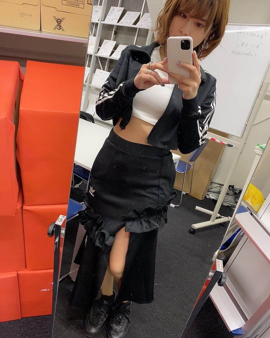 七瀬さくらさんのインスタグラム写真 - (七瀬さくらInstagram)「#adidasoriginals コーデ\♥︎/ #アディダスコーデ  #全身アディダス #モノクロコーデ . . . #esportsakiba #sofmap #esports  #ソフマップイベント . . 秋葉原のソフマップさんで、eSportsのイベントMCをさせて頂きました！ 有名なプロゲーマーの皆様に囲まれて、生まれて初めてのレインボーシックスシージの体験😎🎉 .  生まれたての子ヤギ以下のレベルで戦って、接待されて、倒されまくりました😂😂😂👍 . 皆様本当に優しく教えて下さり、ありがとうございます！ 同じチームになった、父ノ背中のダステルさん、けんきさん、本当にお世話になりました😂😂 . AORUS ワシノコの、Aramisさんに華麗に2回キルされたのは忘れません！いくらさんもありがとうございます🎮 . . 後半は、PNG eSportsのれいぶんさんと実況解説させて頂きまして、こちらもおんぶにだっこでした。 . みなさま、本当にありがとうございました(  ˊᵕˋ )♡ . . そして、御来場下さった皆様本当にありがとうございます！ .  最後の体験会もみんな参加して下さって嬉しかったです🥰👏👏 . 今日来られなかった方も、ぜひまたイベントありましたら遊びに来てくださいね❇️👍 . .  #ポートレート #portrait⠀ #コスプレイヤー ⠀#MC #cosplayersofinstagram⠀ #otaku #cosplaymodel #KAWAII #kawaiigirl #otaku #косплей ⠀ #코스프레 #كوسبلاي #角色扮演 #mignonne #スニーカー女子  #写ってないけど #sambarose」12月14日 17時13分 - 739ra