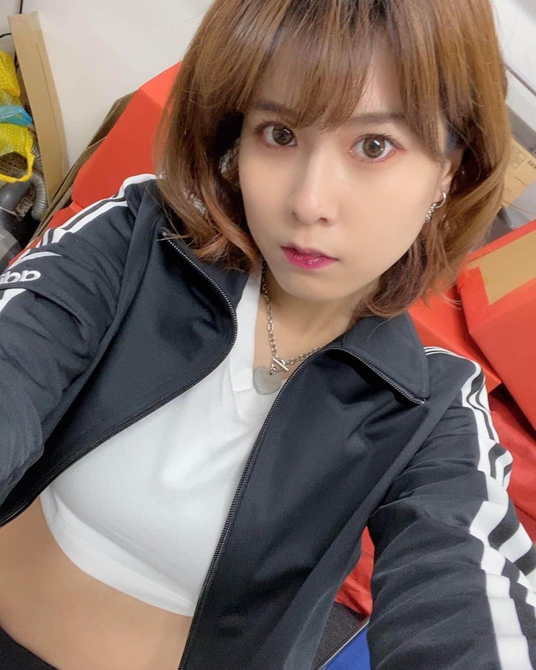 七瀬さくらさんのインスタグラム写真 - (七瀬さくらInstagram)「#adidasoriginals コーデ\♥︎/ #アディダスコーデ  #全身アディダス #モノクロコーデ . . . #esportsakiba #sofmap #esports  #ソフマップイベント . . 秋葉原のソフマップさんで、eSportsのイベントMCをさせて頂きました！ 有名なプロゲーマーの皆様に囲まれて、生まれて初めてのレインボーシックスシージの体験😎🎉 .  生まれたての子ヤギ以下のレベルで戦って、接待されて、倒されまくりました😂😂😂👍 . 皆様本当に優しく教えて下さり、ありがとうございます！ 同じチームになった、父ノ背中のダステルさん、けんきさん、本当にお世話になりました😂😂 . AORUS ワシノコの、Aramisさんに華麗に2回キルされたのは忘れません！いくらさんもありがとうございます🎮 . . 後半は、PNG eSportsのれいぶんさんと実況解説させて頂きまして、こちらもおんぶにだっこでした。 . みなさま、本当にありがとうございました(  ˊᵕˋ )♡ . . そして、御来場下さった皆様本当にありがとうございます！ .  最後の体験会もみんな参加して下さって嬉しかったです🥰👏👏 . 今日来られなかった方も、ぜひまたイベントありましたら遊びに来てくださいね❇️👍 . .  #ポートレート #portrait⠀ #コスプレイヤー ⠀#MC #cosplayersofinstagram⠀ #otaku #cosplaymodel #KAWAII #kawaiigirl #otaku #косплей ⠀ #코스프레 #كوسبلاي #角色扮演 #mignonne #スニーカー女子  #写ってないけど #sambarose」12月14日 17時13分 - 739ra