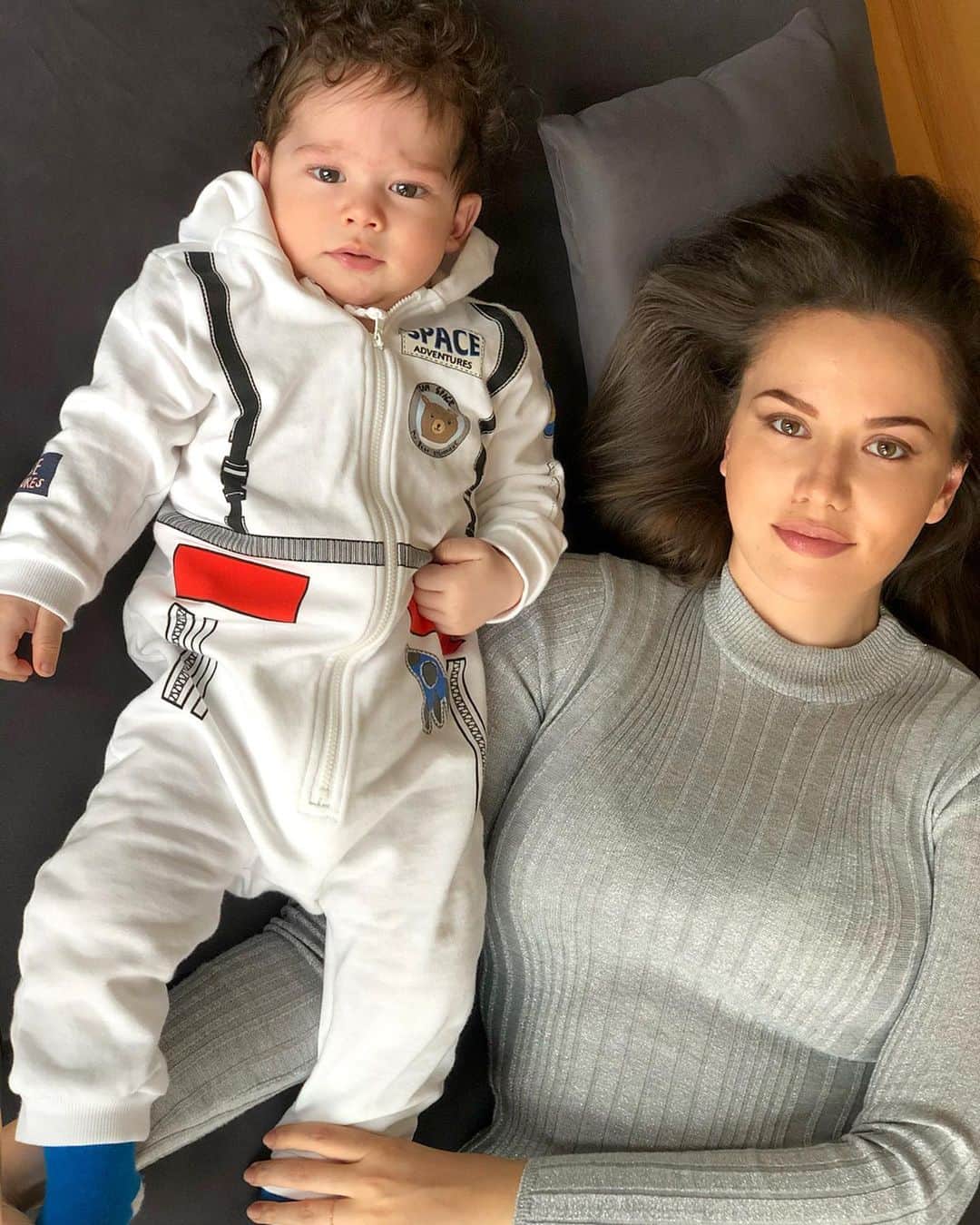 Fahriye Evcenのインスタグラム：「Karan'ım..❣️🌟🙏🏻 The Spaceship Captain! 👨🏻‍🚀🚀🤩💙」