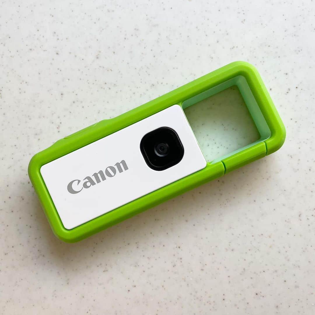 のインスタグラム：「CANONが提案する新しいカメラ「iNSPiC REC」の発表会にゲストとして参加させていただきました📸  iNSPiC REC は 極限まで機能を絞ったタフなカメラで 子供に持たせても安心 …むしろ子供に持たせて 心を動かされた瞬間をどんどん撮ってもらいたい…… ！ ＊ 丈夫なのでカバンの紐にぶら下げた状態で子どもたちとガンガン遊んでも気にならないし 取り出す手間もなく起動も早いためシャッターチャンスをのがさなくてすむし あまりファインダーも覗いてないくらいの勢いで撮ってますがそれでも良い写真はいっぱい撮れました😆 ＊ プールや登山……色々なアクティビティをしっかり楽しみながら写真も残せる！旅行好きな我が家のこれからがもっともっと楽しくなりそうな 可能性いっぱいの素敵アイテムです📸 ちなみに最後の木の写真はまめ渾身の1枚らしいです😆👍✨ 発表会の様子や商品の詳細、 わたしたちが使用させていただいた感想がantennaさんの記事になっておりますので ストーリーズからぜひ🌱  #CANON #iNSPiCREC #カメラ #家族写真 #まめちゃん #pr」