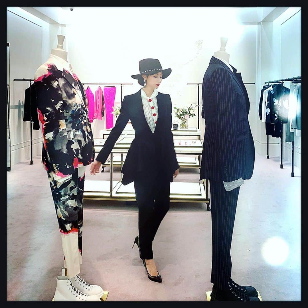 知華さんのインスタグラム写真 - (知華Instagram)「2019.12.14 ご招待いただき #alexandermcqueen の2020ssプレスデイへ。 2枚目以後履いてるパンツは新作。 刺繍が美しいです。 私の着てるスーツも靴もAlexander。 クラッチバッグも購入したので 今度載せますね👜 👚#pameopose #プレスデイ #表参道#tokyo#japan#東京 #fashion #スーツ #suitstyle #着飾る愉しみ  #party #展示会 #2020ss」12月14日 17時22分 - tomoca1204