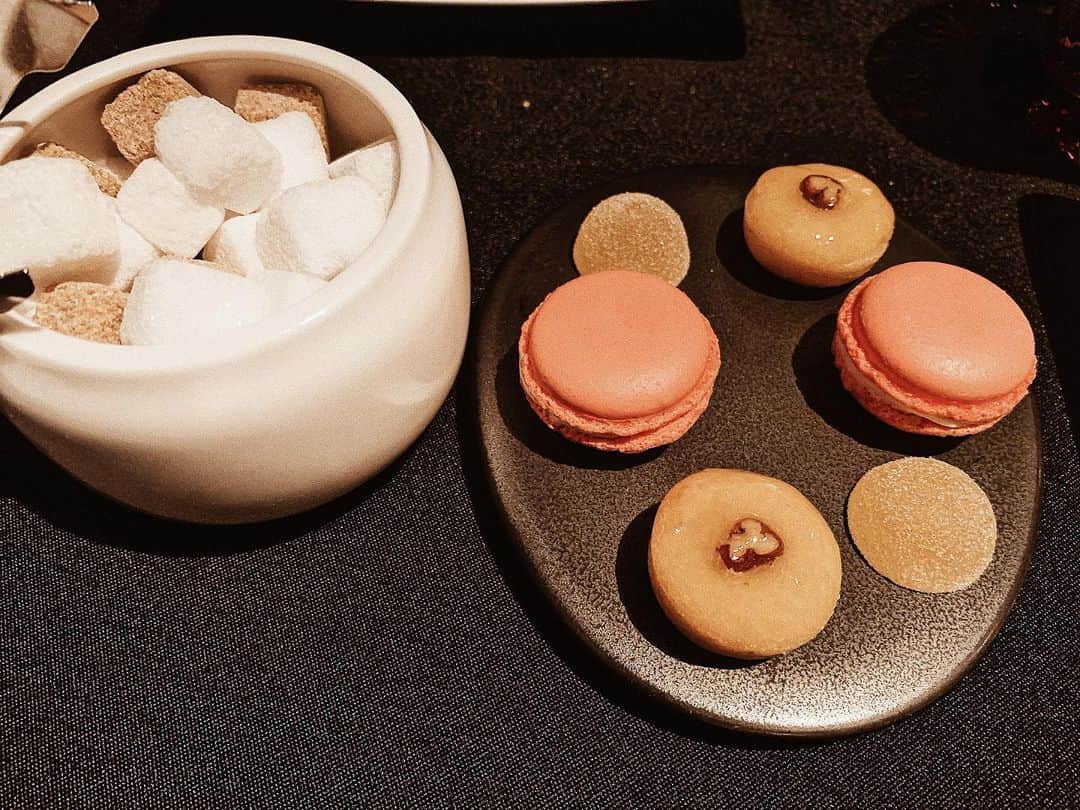 のインスタグラム：「今回は和牛が美味しくて感動したな🥺💓 あんな分厚いのに、 しっかり旨味が中まで浸透してた✨  #joelrobuchon #latabledejoelrobuchon #french #restaurant」