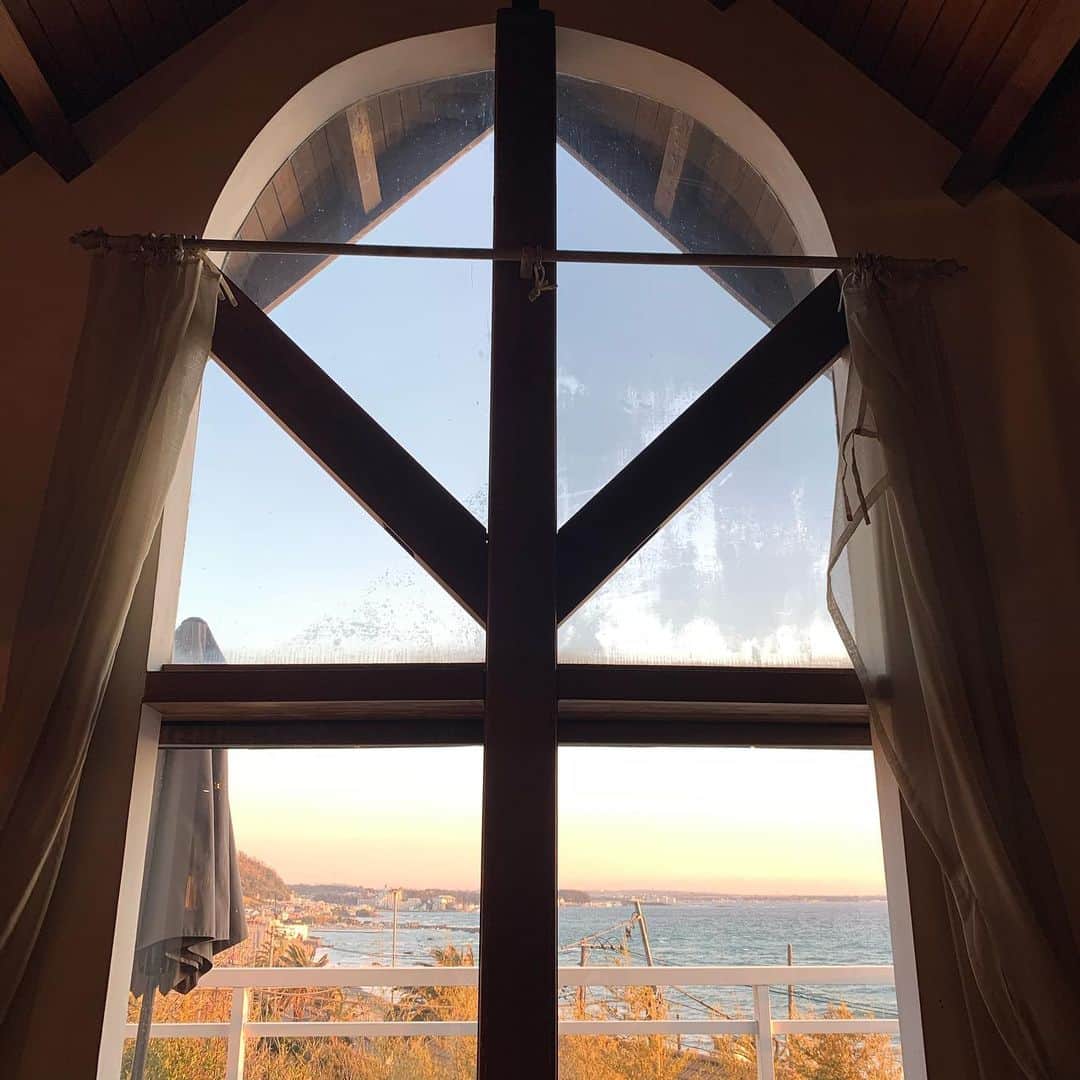 クリス智子さんのインスタグラム写真 - (クリス智子Instagram)「海の色を送ります。 今日は、なかなか行けず、悶々としていた（！）葉山のカフェ　c:hord に、こぐれひでこさんと、遅めのランチデートに🍷 数週間ぶり、にしても、話は溜まってたなぁ〜  遅めだったから、 デザートは、サンセット。  海の近くに住み始めてから、 12月のあたたかな一日、 の海沿いが一番好きです。  こういう時間は、栄養だ！  #葉山 #chord #窓 #こぐれひでこ」12月14日 17時23分 - chris_tomoko