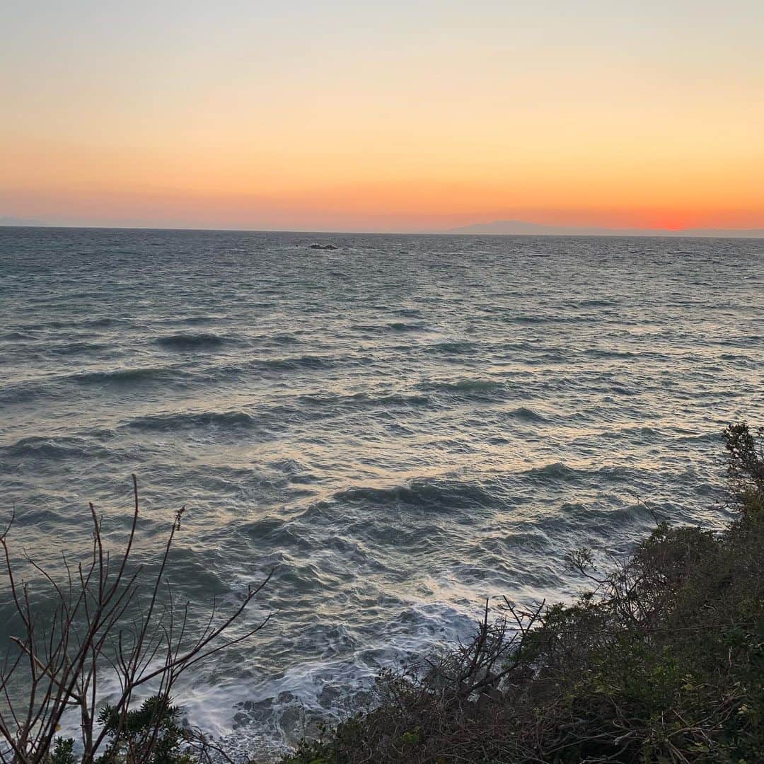 クリス智子さんのインスタグラム写真 - (クリス智子Instagram)「海の色を送ります。 今日は、なかなか行けず、悶々としていた（！）葉山のカフェ　c:hord に、こぐれひでこさんと、遅めのランチデートに🍷 数週間ぶり、にしても、話は溜まってたなぁ〜  遅めだったから、 デザートは、サンセット。  海の近くに住み始めてから、 12月のあたたかな一日、 の海沿いが一番好きです。  こういう時間は、栄養だ！  #葉山 #chord #窓 #こぐれひでこ」12月14日 17時23分 - chris_tomoko