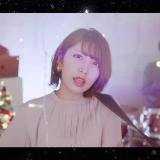 井上紗希のインスタグラム：「﻿ MV公開🎥💑﻿ ﻿ 新曲【　冬のキセキ　】﻿ 12月22日発売1st full album﻿ 「君と10のエピグラフ」にも収録されている﻿ セカレの﻿ #冬ソング　です！﻿ ﻿ #クリスマス　が近づいて﻿ 人肌恋しくなるこの時期に﻿ 何度も聞きたくなる #恋うた﻿ ﻿ インスタで大人気の　#弓ライカ　さん主演の歌詞が伝わる映像に心揺さぶるはず！﻿ ﻿ 本当に監督、スタイリスト、メイクさん、出演者全ていい人達すぎて、撮影ずっと続いて欲しい〜って思ってた☺️☺️﻿ ﻿ それがこうして形になって公開されるの﻿ 本当に楽しみにしてました。﻿ ﻿ プロフィールのURLから飛べるから是非みてね！﻿ ﻿  ーthanksー﻿ 弓ライカさん @yumi_raika  小熊美由紀さん 名嘉賢斗さん ＜secondrate＞ Vocal & Chorus：Saki  Vocal & Piano & SoundProduce：Seike  Drums：Tomoki Guitar：Jun Button Push：きんきんぱんぱん ＜Support Musicians＞ Bass：Naoki Kobayashi  Percussion：Masamichi Kubota Recording & Mixing & Mastering：MI ＜Movie＞ 監督・撮影・編集：祖父江 孝人 ヘアメイク：中村 巴美 , 飯田 若奈 @tmm_238  衣装：Yuki Nagase @yrtto  #クリぼっち　#イルミネーション  #冬ファッション」