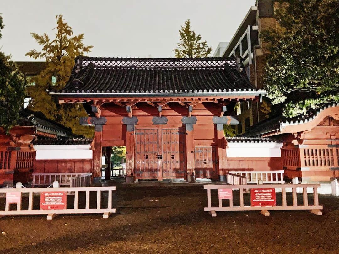 日下裕江さんのインスタグラム写真 - (日下裕江Instagram)「東京大学 -赤門-  本郷へ久々に行ったから 有名な東大の赤門を観に行ったよ🎶  東大へ初めて来たけど、 なんて美しいんだろ✨  赤レンガで こんなお洒落で 風情のある場所だったなんて 知らなかった✨  こんな素敵な学校だったら キャンパスLIFEが楽しいだろうな💕  次回は明るいうちに 見に来たいな🎶  #東京大学 #東大 #赤門 #東京大学赤門 #東大赤門 #tokyouniversity」12月14日 17時35分 - hiroe___h