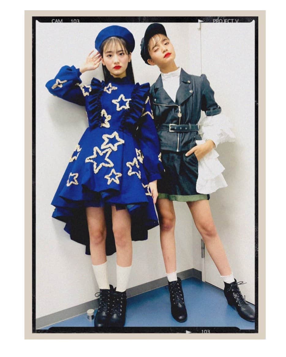 ニコ☆プチのインスタグラム：「💙🖤 ショー本編のルキミヅキ☺︎🎶 実はこちらの衣装、 東京モード学園の生徒さんによる手作りなのです…😳💘 素敵すぎてテンションしか上がらない……。 とふたりとも大喜びでした🥰🥰 東京モード学園の皆さまありがとうございました‼︎ #関谷瑠紀  #美月  #東京モード学園」