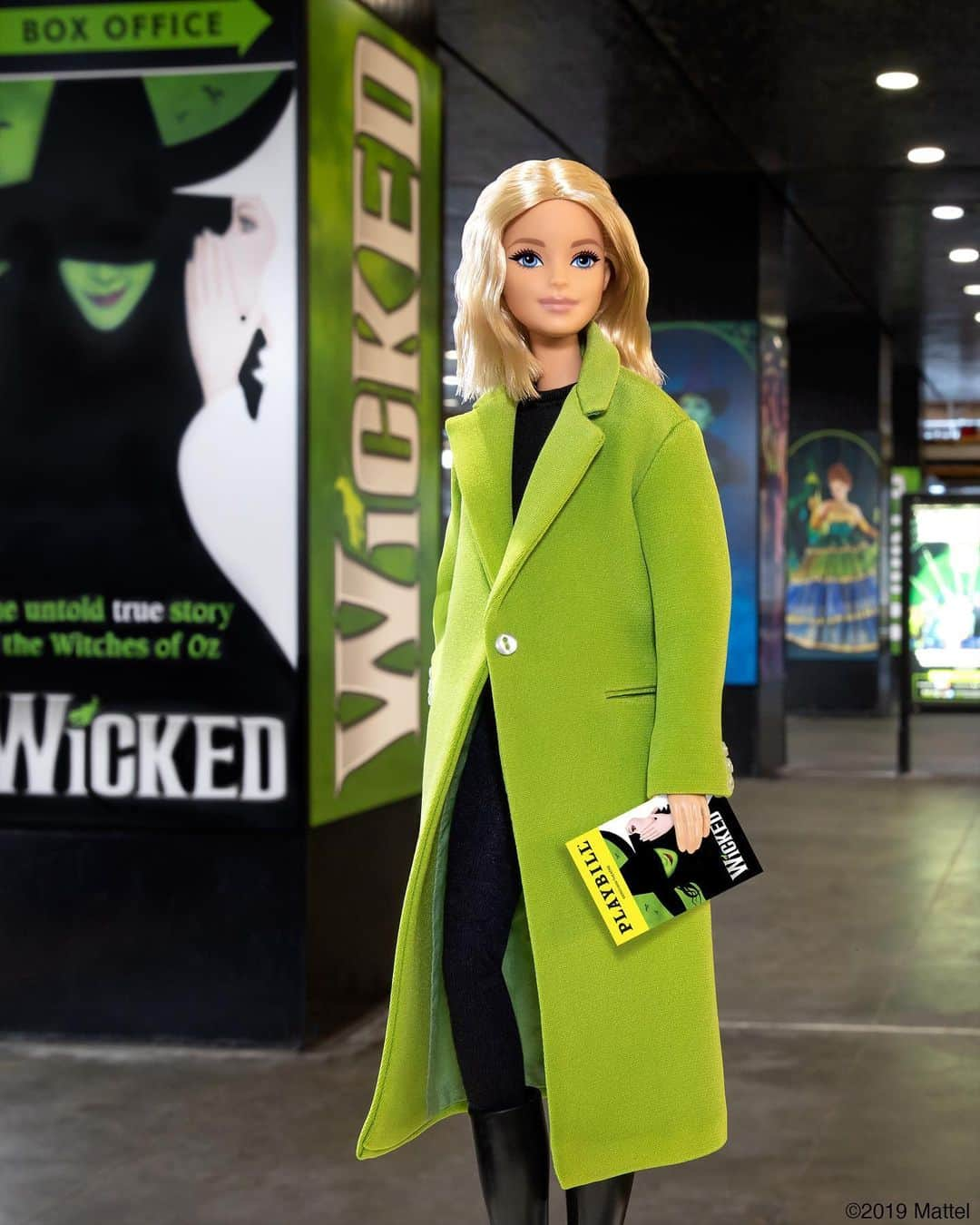 バービーさんのインスタグラム写真 - (バービーInstagram)「When I do Broadway, I like to dress the part. Ready for @Wicked_Musical! 💚 #wicked #barbie #barbiestyle」12月14日 8時37分 - barbiestyle