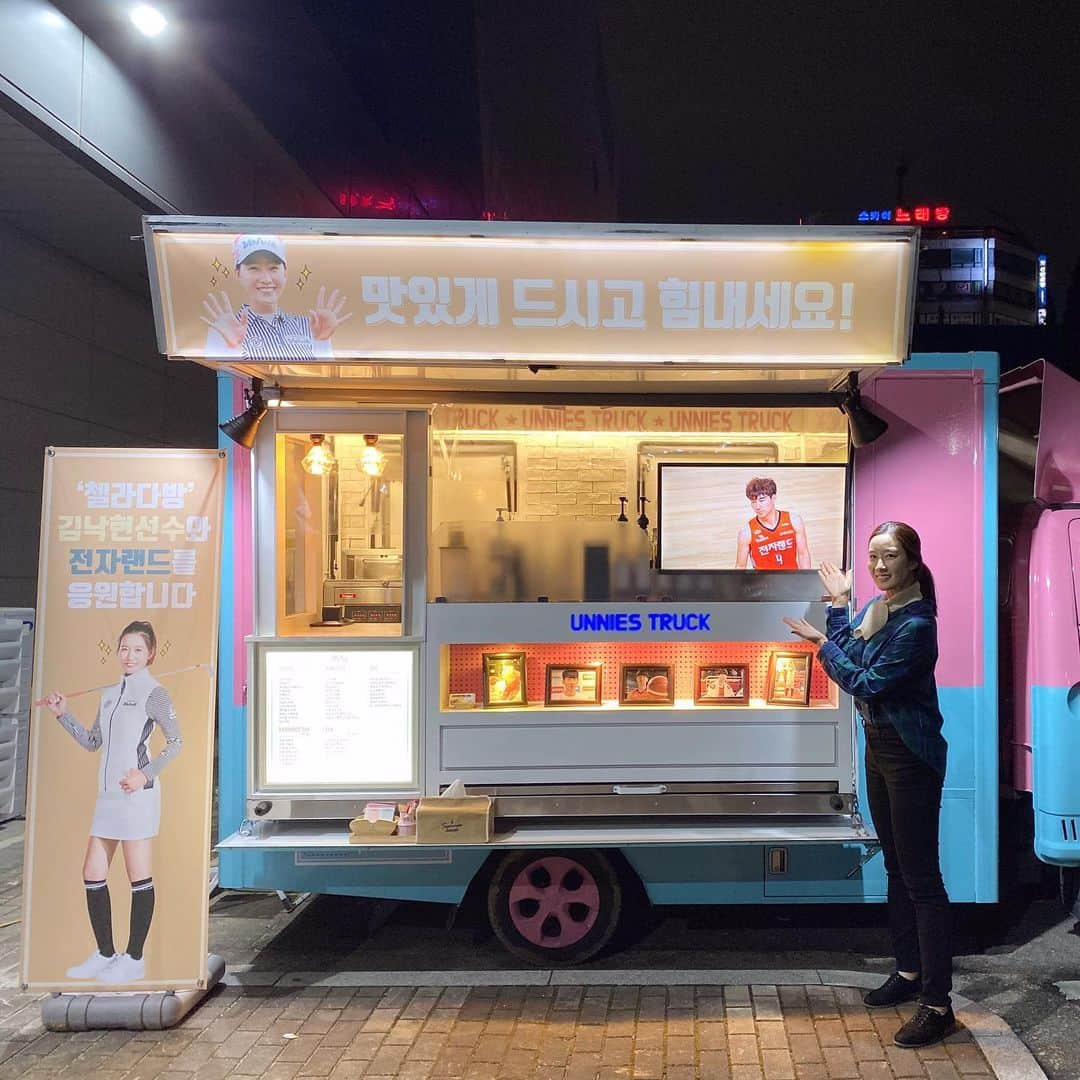 シェラ・チョイさんのインスタグラム写真 - (シェラ・チョイInstagram)「첼라다방 ☕️ First pitch for Incheon electroland elephants  #이겨줘서고마워요🥰 #김낙현선수 #전현우선수 #🏀 #🐯 @etland_elephants #화이팅」12月14日 8時38分 - thechellachoi