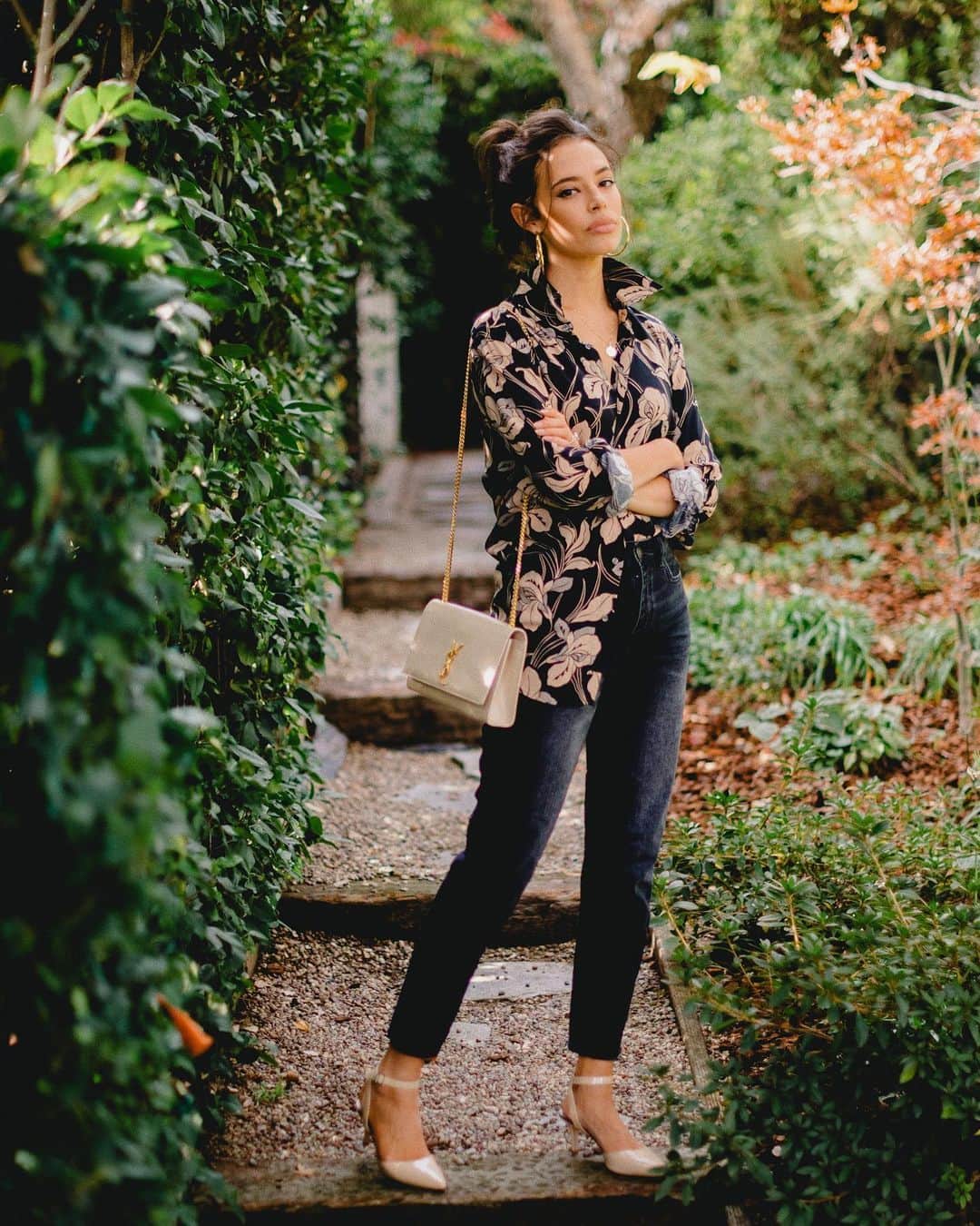 クロエ・ブリッジスのインスタグラム：「When I was in the 9th grade I saw a photo of Mary-Kate Olsen with only half her shirt tucked in and I then proceeded to wear mine like that for the rest of high school. And apparently for the next 10 years after that and also today! 📸 @mattwinkelmeyer」