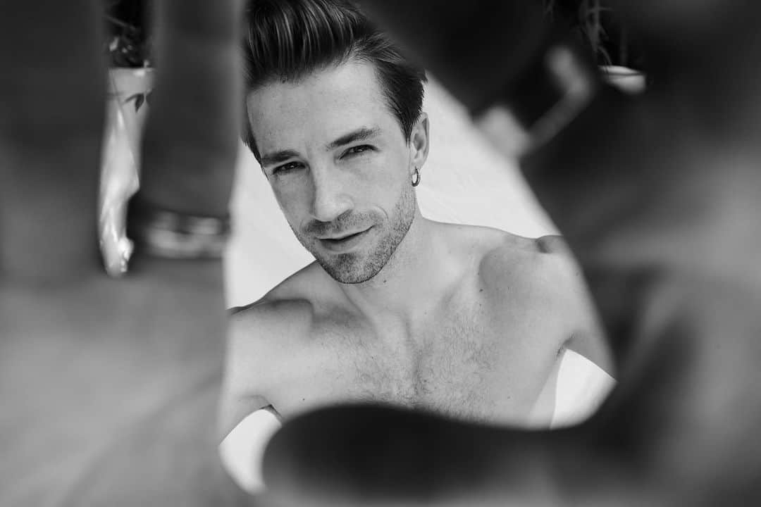 ジョサイア・ハーリーのインスタグラム：「Hello Saturday. 📸 @allanabani . . . . . #photography #mensfashion #malemodel #musicartist #artistsoninstagram #blackandwhitephoto」