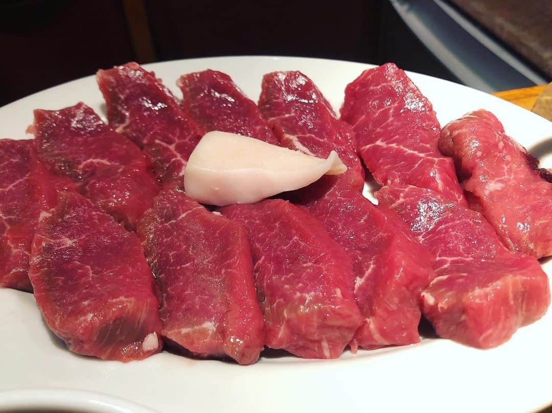 浦田麻緖さんのインスタグラム写真 - (浦田麻緖Instagram)「#club子羊 さんへ🐑 もうかなり長くやっているお店だけど、未だに看板がないから隠れ家ジンギスカンのお店🐑 この超赤身で肉厚のあるラム肉は、レアでも食べれる超新鮮なラム肉🤭 ラム肉苦手な方でも絶対食べれちゃうと思います🙆‍♀️❗️ 私が東京で行ったジンギスカンのお店の中でも、一二を争うお店🐑⭐️ #club子羊 #クラブコヒツジ #隠れ家 #ジンギスカン #ラム #肉 #レア肉 #恵比寿 #グルメ #ジンギスカン #肉厚 #ダイエット #ヘルシー #ラム肉好きと繋がりたい #yummy」12月14日 8時49分 - mao.urata