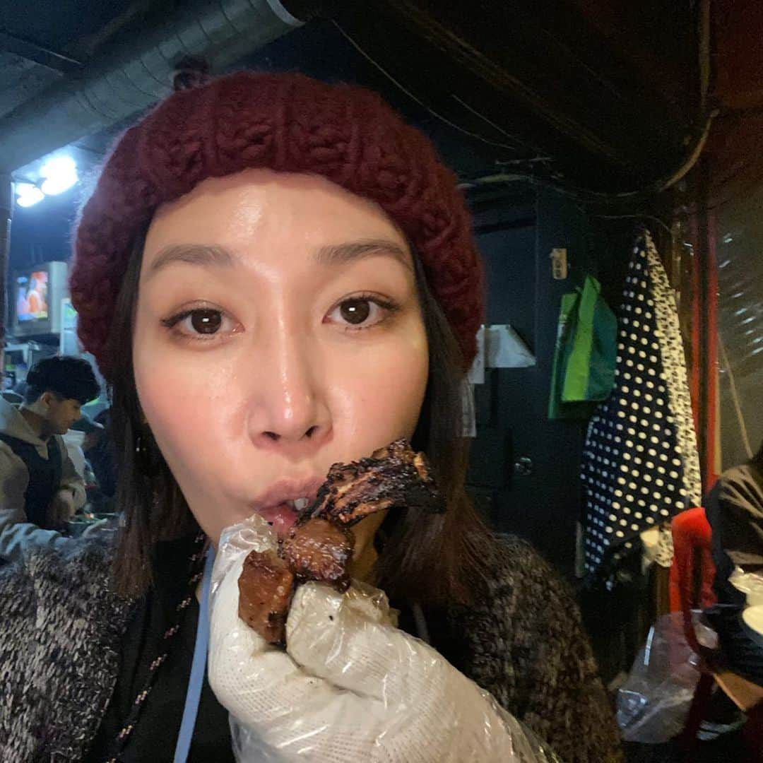 ピョン･ジョンスさんのインスタグラム写真 - (ピョン･ジョンスInstagram)「등마사지후 바로#등갈비 🍖 오랜만에 동생들 만나니 좋다  #등갈비송년회 🌲🌲🌲🌲 #4명이서9인분 ㅠ안비밀 꿈보다#해몽 #coemo #담주는심야영화 👌」12月14日 8時50分 - hoyatoya