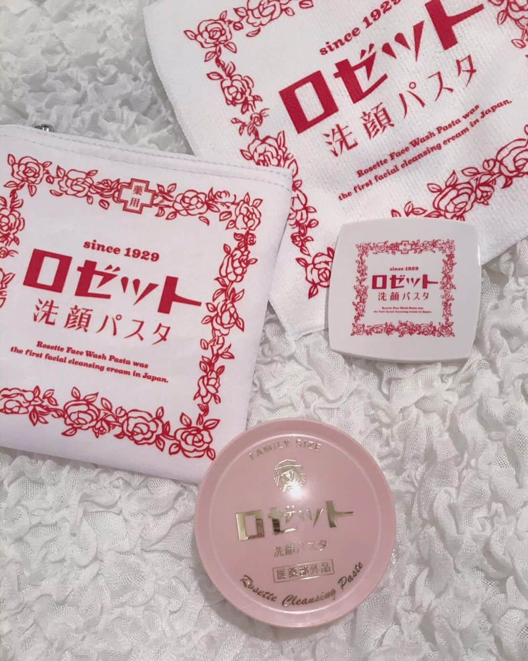 中島奈津希さんのインスタグラム写真 - (中島奈津希Instagram)「🛁💭💕﻿ ﻿ ﻿ ﻿ 最近、朝洗顔で使い始めた#ロゼット洗顔パスタ 💕﻿ ﻿ ﻿ 名前は知っていたのだけど、﻿ 1929年から90年も続いてる商品なんだって😳❤️﻿ ﻿ ﻿ ﻿ ﻿ ﻿ 古い角質を優しく洗い流すイオウ成分が入っていたり、﻿ オリーブオイルやココナッツオイルでお肌を突っ張りにくくしてくれていたり、﻿ ネットを使うとふわふわな泡が出来るから﻿ 朝からスッキリ😍👍❤️❤️﻿ なにより、﻿ このレトロなデザインが可愛いの🥺❤️﻿ ﻿ ﻿ ﻿ ﻿ ﻿ 11月1日から﻿ 対象商品の購入レシートで応募した方の中から抽選で﻿ ロゼット洗顔パスタオリジナルグッズセットがプレゼントされるみたいだから﻿ ぜひゲットした方は一緒に応募もしてみてね😏💕﻿ ﻿ ﻿ ☁️☁️☁️☁️☁️☁️☁️☁️☁️☁️☁️☁️☁️☁️☁️☁️☁️☁️☁️﻿ #ロゼット#PR#ベーシック洗顔@rosetto_pasta_official」12月14日 9時01分 - nakajima_natsuki