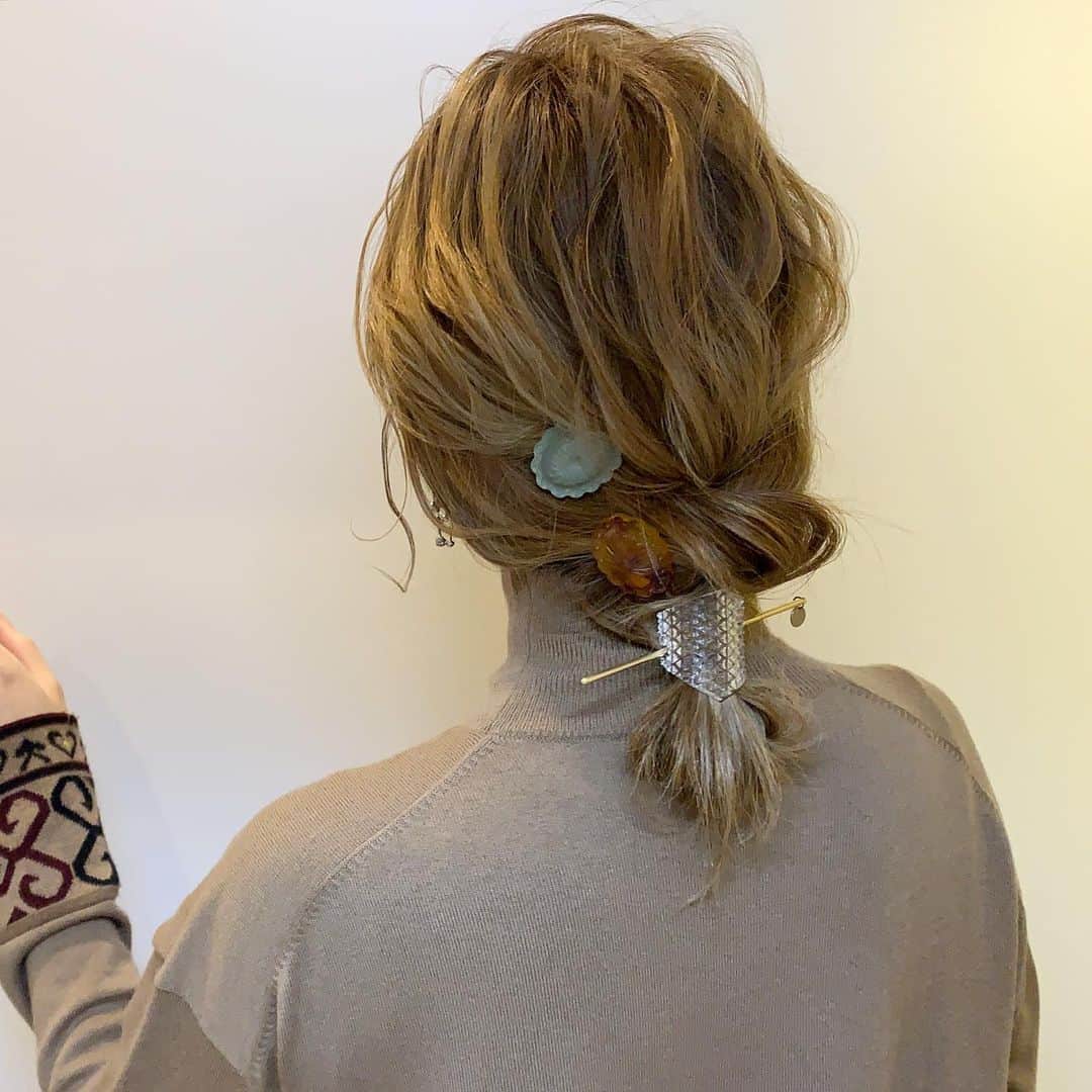 YU-U（工藤由布）さんのインスタグラム写真 - (YU-U（工藤由布）Instagram)「2019,12,14のアレンジ また前髪切った✂︎ふふふ🙊 ❶表面波ウェーブしてからハチ上をロープ編み数回する ❷残りの髪と❶とで三つ編み数回する ❸毛先を輪っかにして全体を崩す マジェステ… @cilsoie ピン… @san_official ピアス… @nood.aoi ・・・ #ヘアアレンジ #uアレンジ #ボブアレンジ #ミディアムアレンジ #ロングアレンジ  #uミディアムアレンジ #hairarrange #hairstyle #tcbsnap #sanコレ #noodaccessory #cilsoie #volito_」12月14日 8時55分 - nyan22u22nyan