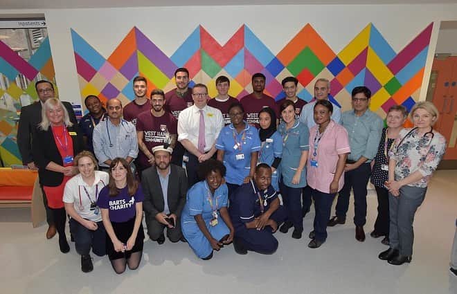 マヌエル・ランシニのインスタグラム：「It’s important for us to show our support to the children and their families at such a special time as Christmas. We enjoyed spending the afternoon with them and we hope they liked the gifts! Thank you to everyone at Newham Hospital for having us!」