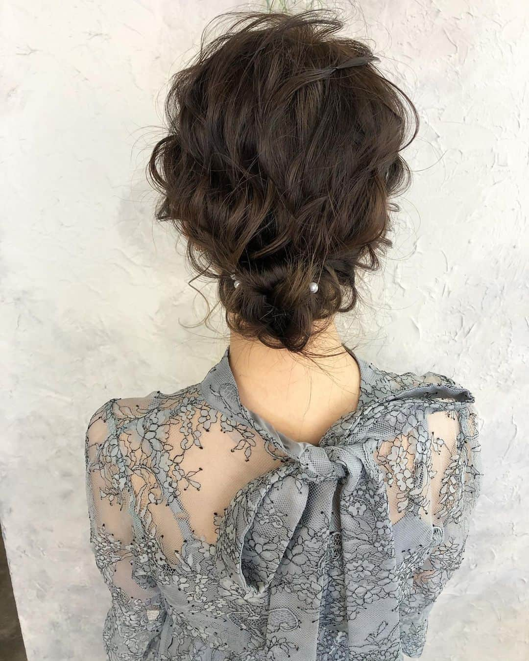 武原 大知 ヘアアレンジのインスタグラム：「#シニヨンアレンジ . . #ヘアアレンジ#ヘアセット#hair#hairset#hairarrange#hairstyle#ヘアアレンジ簡単#札幌美容室#アドミオカラー#ファッション#札幌#ヘアアレンジやり方#ヘアアレンジ解説#簡単ヘアアレンジ#ウェディング#데일리룩#스타일링#일본#헤어스타일#发型#サロンモデル#撮影#結婚式アレンジ#locari#ロカリヘアアレンジ」