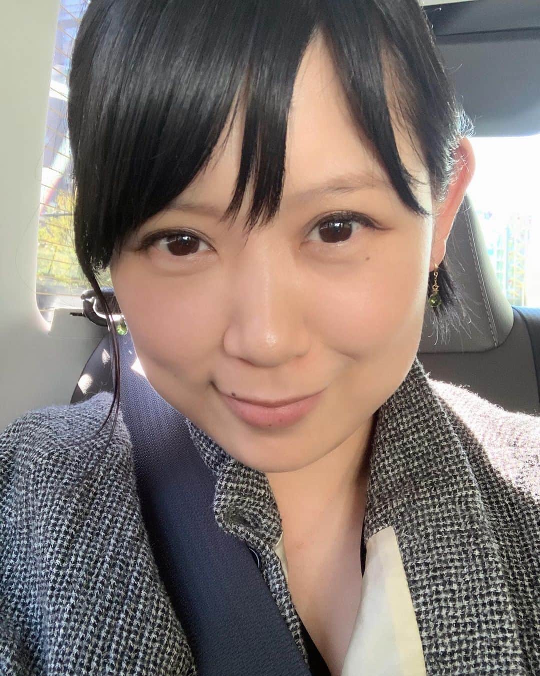 絢香さんのインスタグラム写真 - (絢香Instagram)「おはよ☀️ 髪伸びっぱなし 切りたいー 気分変えたいな あー　そしてもうすぐ32かぁ いい大人や🤭 #前髪 #どうにかしたい #黒髪 #飽きてきたな」12月14日 9時11分 - ayaka_official_jp