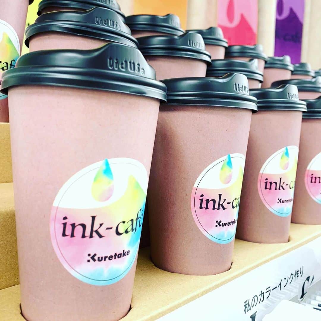 Kuretakeさんのインスタグラム写真 - (KuretakeInstagram)「ink-cafe開催中です！ #Repost @bungujoshi with @get_repost ・・・ #呉竹 ブースでは「文具女子博 #インク沼 」でも大好評だったink-Café～私のカラーインク作り体験ができます♡ 基本インク5色から私だけのカラーインクが作れます‼︎ 今回は、内容を少し変えて“文具女子博2019バージョンでお届け♪  体験所要時間約15分。 写真のスケジュールも参考にお早めに呉竹ブースにて、ご予約下さいね。 ※今回限り体験参加は予約制となり、予約券を呉竹ブースにて発行致します。 体験人数が定員になり次第締め切らせていただきます。  気になる方は是非呉竹ブースをチェックしてください！  #文具女子博 #文具女子 #文房具 #文具 #stationery #インク #ink #inkcafe #インクカフェ」12月14日 9時16分 - kuretakejapan