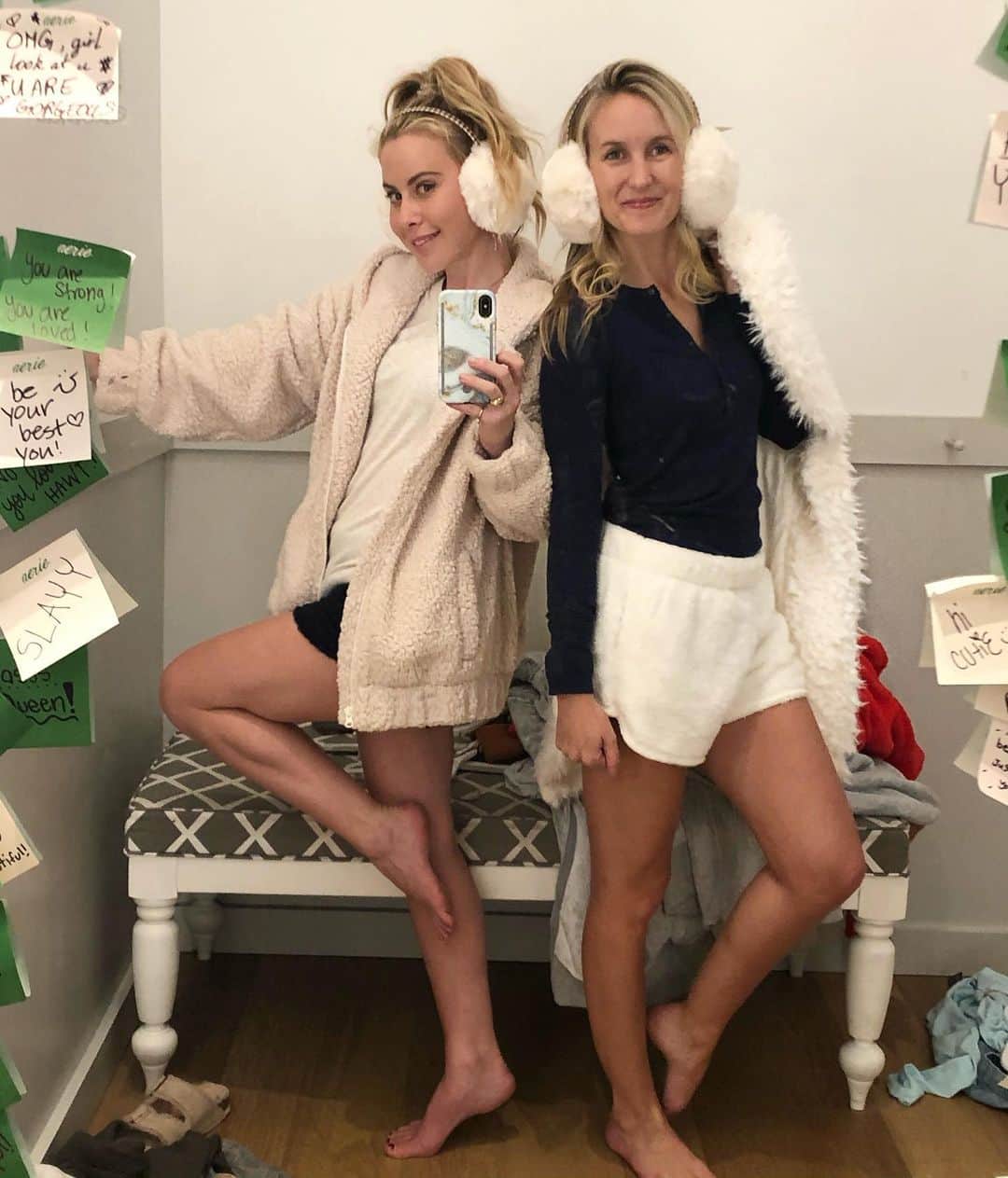 タラ・リピンスキーのインスタグラム：「We bought out all the Sherpa! 🤶🏻🤶🏻@chelseakruse P.S We go to Aerie every Christmas and take a photo in the same pose. 👯‍♀️ #3rdannual @aerie #sherpa #aerie #myaerie」