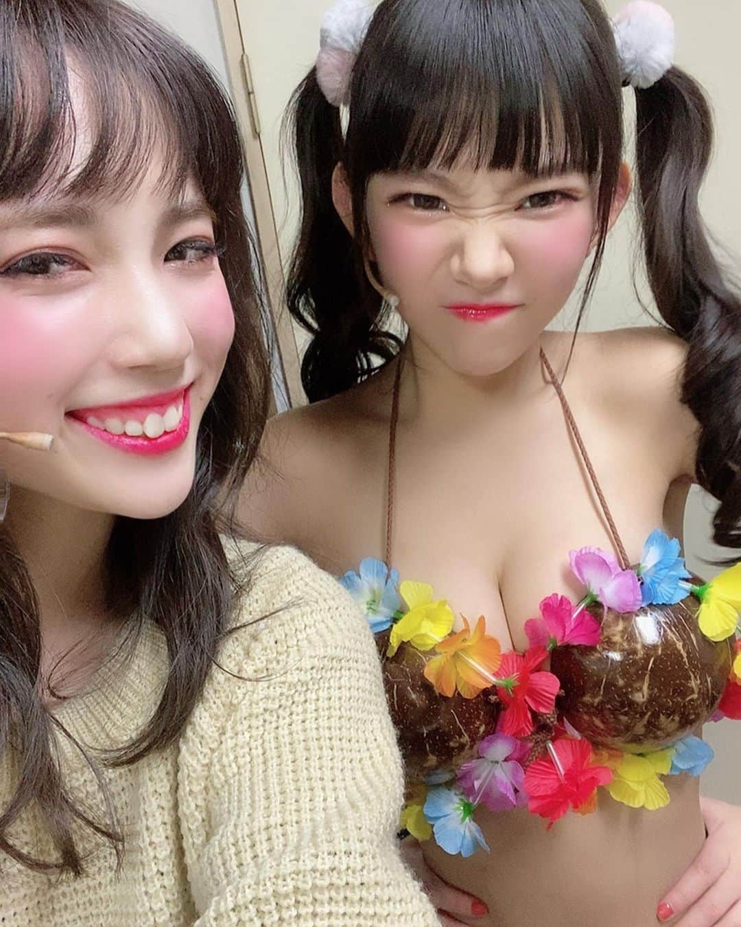 長澤茉里奈さんのインスタグラム写真 - (長澤茉里奈Instagram)「. まったく表情を変えないよーこちゃんと 変えすぎなまりちゅう おはよう😸❤️ #グラビア#アイドル #バーレスク東京  #yokoちゃんのあのシーンが好き #どこでしょう」12月14日 9時21分 - marinanagasawa1008