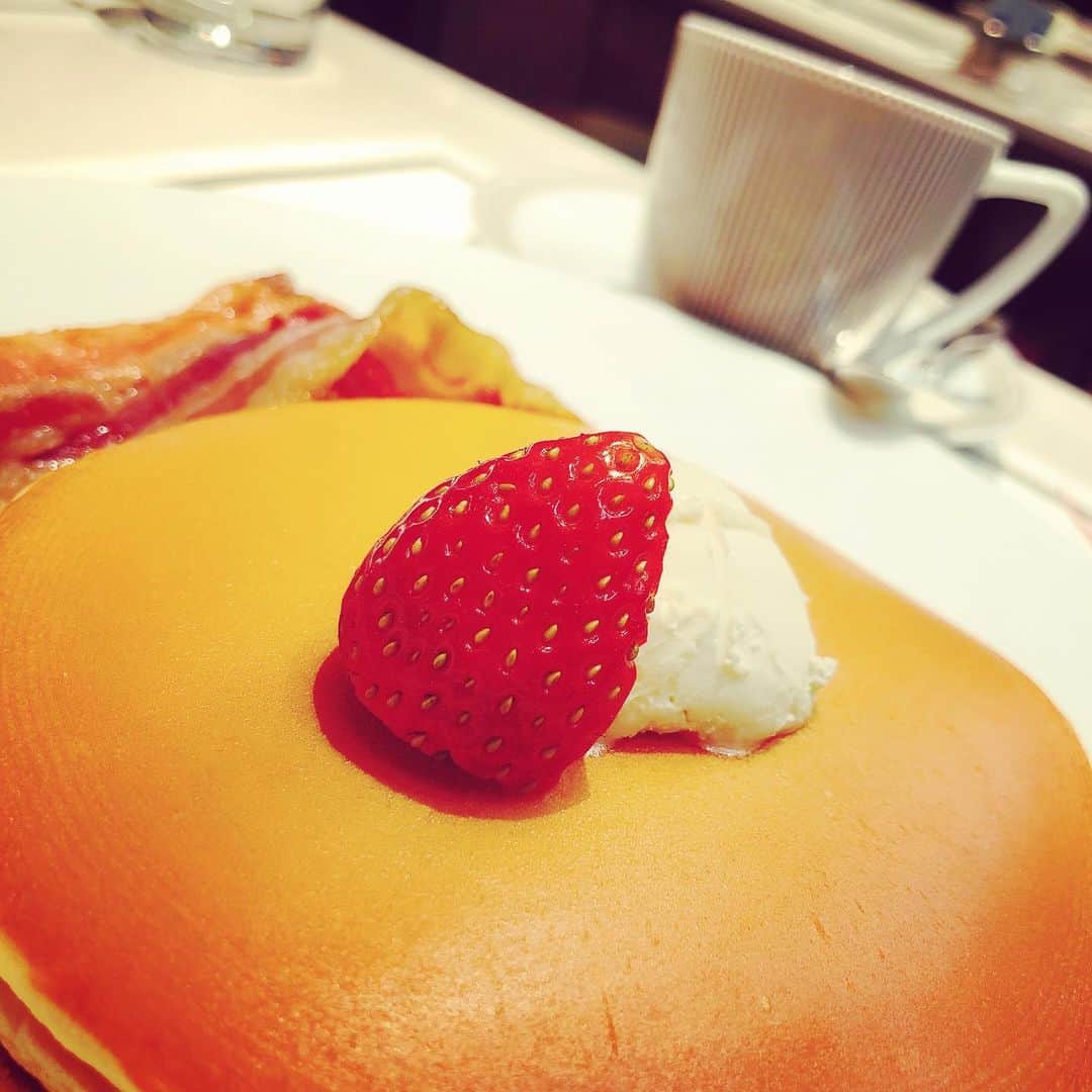 貴千碧のインスタグラム：「とある日の朝8：30☀️ 月組メンバーで帝国モーニング😊  東京公演中なかなか時間が取れないタカラジェンヌ たちは…仲間同士でご飯を食べに行くのに、モーニングに行きます😆  念願の❤️〇〇ちゃんも大好きな帝国ホテルのパンケーキ🥞 帰りはお隣の楽屋に行ってみんなとワイワイガヤガヤ😆 劇場を後にしました。 . . いよいよ昨日から18日の本番に向けてラストスパート入りました。 今日も一日自分としっかり向き合って✨👊行ってきます👊👊 皆様も素敵な一日をお過ごし下さい🙏 . . . #帝国ホテル#imperialpalace #有名　な#美味しい#パンケーキ#月組#公演中 #楽屋 みんな今日も1日最高の#ステージ　を✨✨❤️」