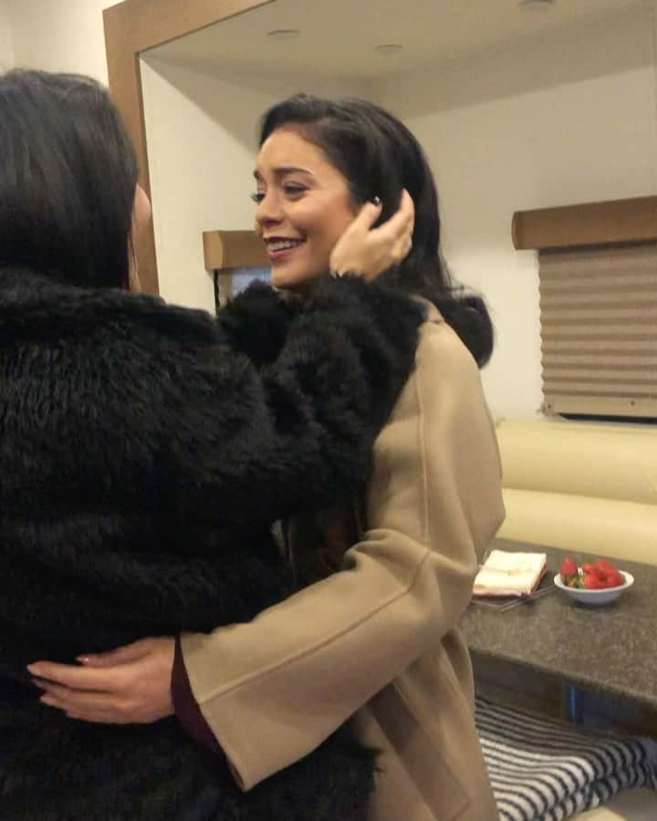ステラ・ハジェンズのインスタグラム：「that time I flew to a different country and then hid in a box to surprise @vanessahudgens 🤗🤗🤗🤗 HAPPY BIRTHDAY MY LOVE!!! I love you more than words can describe ❤️❤️❤️❤️」