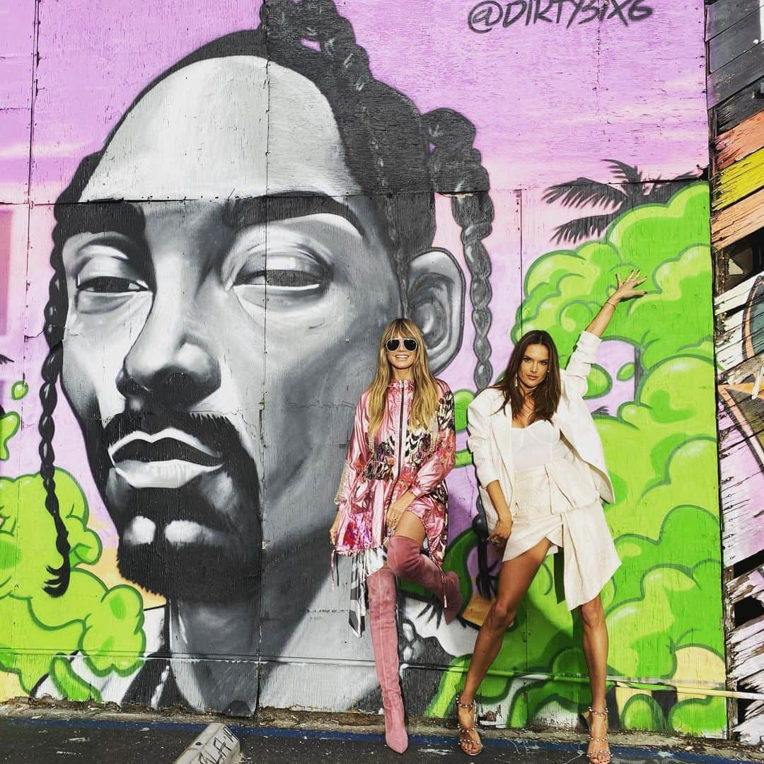 ハイディ・クルムさんのインスタグラム写真 - (ハイディ・クルムInstagram)「TGIF  Love you ❤️@alessandraambrosio 😘 #weekend  #thankgoditsfriday  #snoopdogg  #angels」12月14日 9時56分 - heidiklum