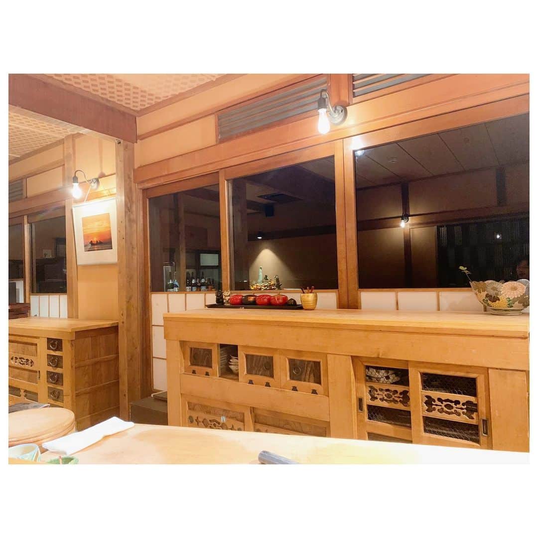 李ヒャンさんのインスタグラム写真 - (李ヒャンInstagram)「行ってみたかったお寿司屋さん"伊藤家のつぼ"。 山の上の民家の中にぽつんとあって、海を見ながらお寿司を堪能できる贅沢なロケーション。(今回は冬の夜だったため海は見れなかったけど、昼間はどーんと窓の向こうは海だそうです。) 旅館をリノベーションしたお店の雰囲気もお料理も大将の人柄にも大満足なお店でした。 都会を離れてまた一から始めた大将のお話もとても興味深かったです。 お寿司もつまみも全部美味しかったけど、茶碗蒸しは今まで食べた中で一番美味しかった！！ 今度は天気の良いランチ時に行きたいな☺️ #yum #yummy #お寿司 #真鶴 #女性洗面所が最高に寛げる空間になっています #お宿もついてます #奥様の人柄もまた最高」12月14日 10時07分 - 73hyang