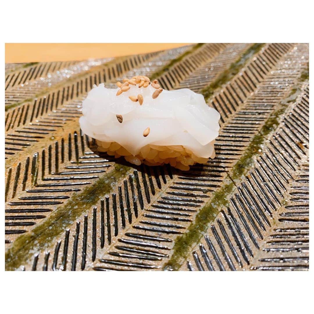 李ヒャンさんのインスタグラム写真 - (李ヒャンInstagram)「行ってみたかったお寿司屋さん"伊藤家のつぼ"。 山の上の民家の中にぽつんとあって、海を見ながらお寿司を堪能できる贅沢なロケーション。(今回は冬の夜だったため海は見れなかったけど、昼間はどーんと窓の向こうは海だそうです。) 旅館をリノベーションしたお店の雰囲気もお料理も大将の人柄にも大満足なお店でした。 都会を離れてまた一から始めた大将のお話もとても興味深かったです。 お寿司もつまみも全部美味しかったけど、茶碗蒸しは今まで食べた中で一番美味しかった！！ 今度は天気の良いランチ時に行きたいな☺️ #yum #yummy #お寿司 #真鶴 #女性洗面所が最高に寛げる空間になっています #お宿もついてます #奥様の人柄もまた最高」12月14日 10時07分 - 73hyang
