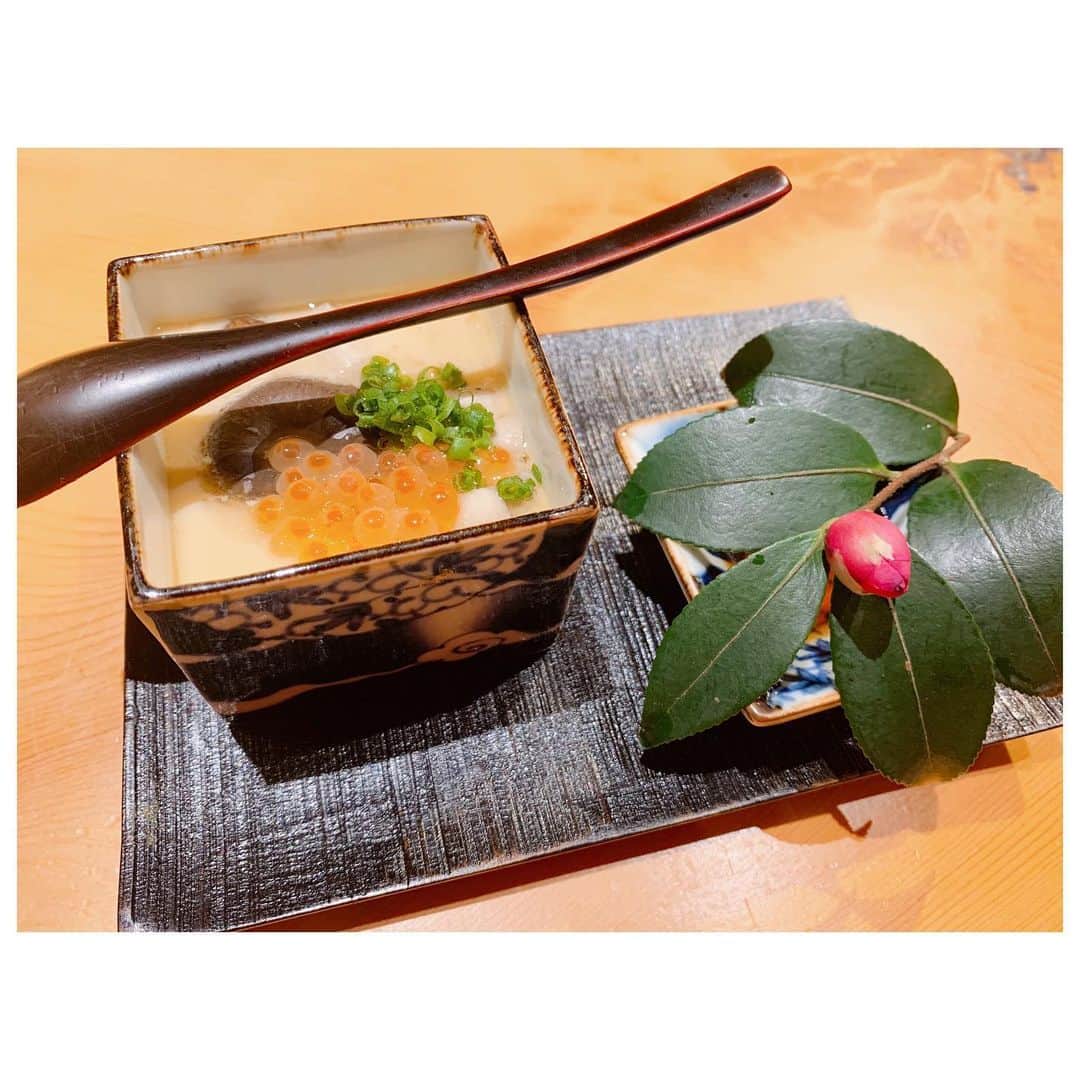 李ヒャンさんのインスタグラム写真 - (李ヒャンInstagram)「行ってみたかったお寿司屋さん"伊藤家のつぼ"。 山の上の民家の中にぽつんとあって、海を見ながらお寿司を堪能できる贅沢なロケーション。(今回は冬の夜だったため海は見れなかったけど、昼間はどーんと窓の向こうは海だそうです。) 旅館をリノベーションしたお店の雰囲気もお料理も大将の人柄にも大満足なお店でした。 都会を離れてまた一から始めた大将のお話もとても興味深かったです。 お寿司もつまみも全部美味しかったけど、茶碗蒸しは今まで食べた中で一番美味しかった！！ 今度は天気の良いランチ時に行きたいな☺️ #yum #yummy #お寿司 #真鶴 #女性洗面所が最高に寛げる空間になっています #お宿もついてます #奥様の人柄もまた最高」12月14日 10時07分 - 73hyang