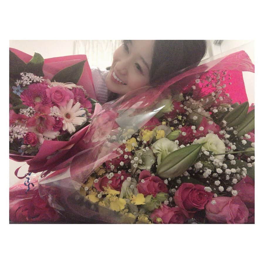 柳野玲子のインスタグラム：「先日、釣り仲間の皆さんと忘年会😋🍻 と、同時にサプライズで大きな花束いただきました(；ω；)💐 みんなが喜んでくれて…私は幸せ者です😢💞 感謝でいっぱい🙇‍♀️✨ ちなみに釣りは大好きなので可能な限り続けますし、おばあちゃんになってもやろうと思ってます👵💞笑 #花束 #釣り仲間 #忘年会 #サプライズ」