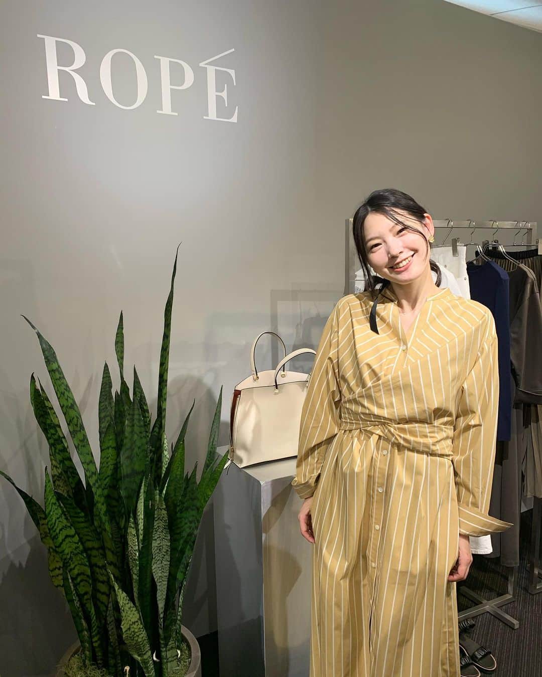 のインスタグラム：「一つ前の投稿のJUNグループ合同展示会 で私が選んだのは、レースのブラウスでした(ラストの写真！) ✨  元々ROPEから出ているバッグの柄で、その柄をオリジナルのレースの生地に起こしてブラウスとプリーツのスカートを作ったのだそうです。後ろにがリボンで結べるようになっていて、色んな着こなしが出来そうだなと思いこちらにしました。  他に試着した綺麗な紫色のトップスとスカートも生地の光沢感が上品で素敵だったし、ストライプの黄色のシャツワンピースもいわゆるストンとした形のシャツワンピースではなく、身体のラインを綺麗に見せるようにデザインが工夫されていて、スッキリと女性らしく着られるシャツワンピースでした💛 どれも魅力的だったので本当に悩みに悩みました（笑）　 春物が並ぶ時期になったら、お店に行こうっと🏃‍♀️⭐️ ・ ・ ・ 🌸🌸🌸 ・ ・ ・ #ROPE #jun2020ss  #春狂い咲き  #合同展示会 @jungroupofficial @rope_jp」