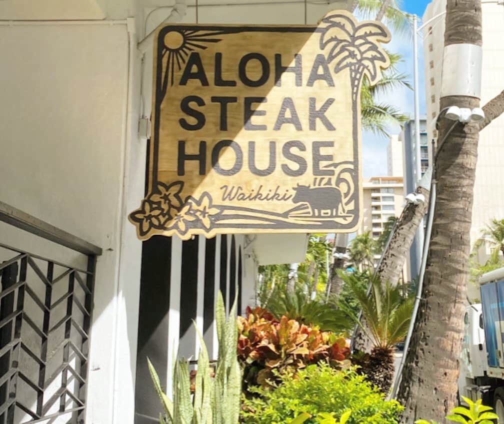 マキ・コニクソンさんのインスタグラム写真 - (マキ・コニクソンInstagram)「日替わりランチスペシャルに美味しいメニューが加わったと聞いて”Aloha Steak House”に来ました！私はトロけるチーズがのったデミチーズバーグと大根おろしとポン酢で食べるヘルシーな和風おろしバーグをアシスタントの島ちゃんとトライしてみたら美味しくてペロリンコ！😋こりゃ小さなお子ちゃまからおじいちゃん、おばぁちゃんにもウケるの間違いなし！👍🏼日替わりメニューセットで$16なぁり！デザートは”映えする”スイカアイスをオーダーしました！コスパ、サービス、雰囲気全てにおいて100点満点！ディナーもいいけどランチもお勧め！ 穴場かもーっ！👍🏼 #ハワイの美味しいお店のおすそ分け🤙🏼 #美味しい日替わりメニュー！😋#マキサンタ🤶🏻#イケメンパラダイス！😘」12月14日 10時13分 - makikonikson