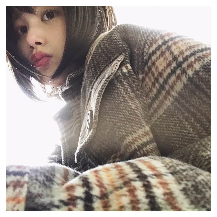 金城茉奈さんのインスタグラム写真 - (金城茉奈Instagram)「おはようございますっ！ 今日も寒いけど晴れてるからか気持ちいい朝だね😌 今週末も皆さんにとっていい週末になりますように。#おはようございます #me」12月14日 10時17分 - mn75aa