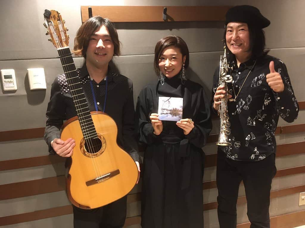 山本真由美さんのインスタグラム写真 - (山本真由美Instagram)「. 昨日のGuest📻は、 ピクリプのおふたりでした𓅪 . アルトサックス フクムラサトシさん&ギター 河野文彦さん . 『孤独のグルメ』の劇中音楽も担当されています🍽💭 . 生演奏してくださった「ツバメのワルツ」 この曲はほんとにツバメが聴いて帰ったという エピソードがステキすぎて.. ツバメの気持ちになり聴かせていただきました𓅪 （お二人の奏でる、音色に、うっトリ〜 ） . はからずも３人黒でトリオ感🖤🎶 . お話も音楽もありがとうございました〜〜 🍊🍊♡ . #album #sweethome  #ピクリプ #sax #guitar #music  #otonote #山本真由美 #personality #東京fm  #lunch #otonote  #guest #studio #ラジオ #radio  #simplestyle 美味しいミカンの見分け方 #オヒルノオト #おまゆ #fm #tokyo #japan #jfn #lunchtime #hyke #mamekurogouchi  #coordinate  #likeforfollow #スクリーントーンズ #久住昌之 #孤独のグルメ」12月14日 10時24分 - mayumi_yamamoto.official