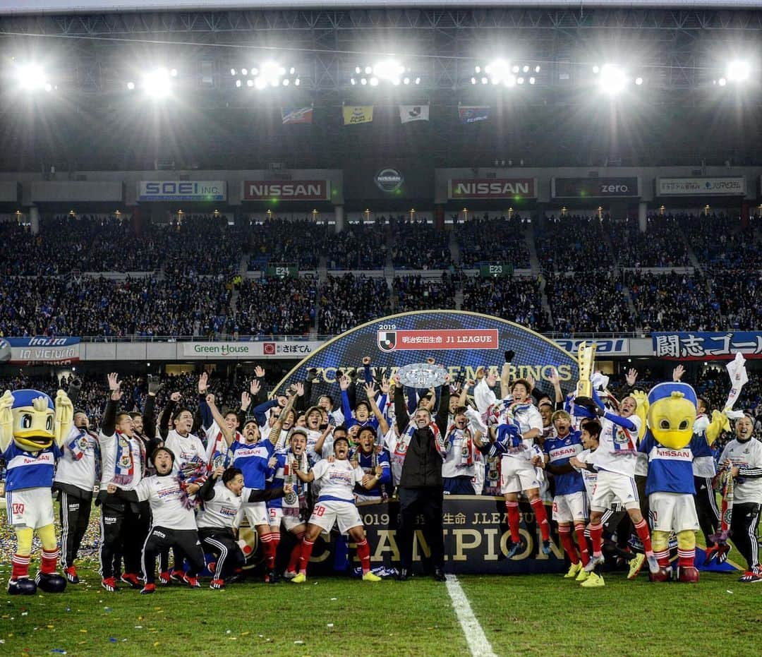 横浜F・マリノスさんのインスタグラム写真 - (横浜F・マリノスInstagram)「THIS happened only a week ago...🏆 . #fmarinos #マリノス優勝 #シャーレ #すべてはマリノスのために」12月14日 10時26分 - yokohamaf.marinos